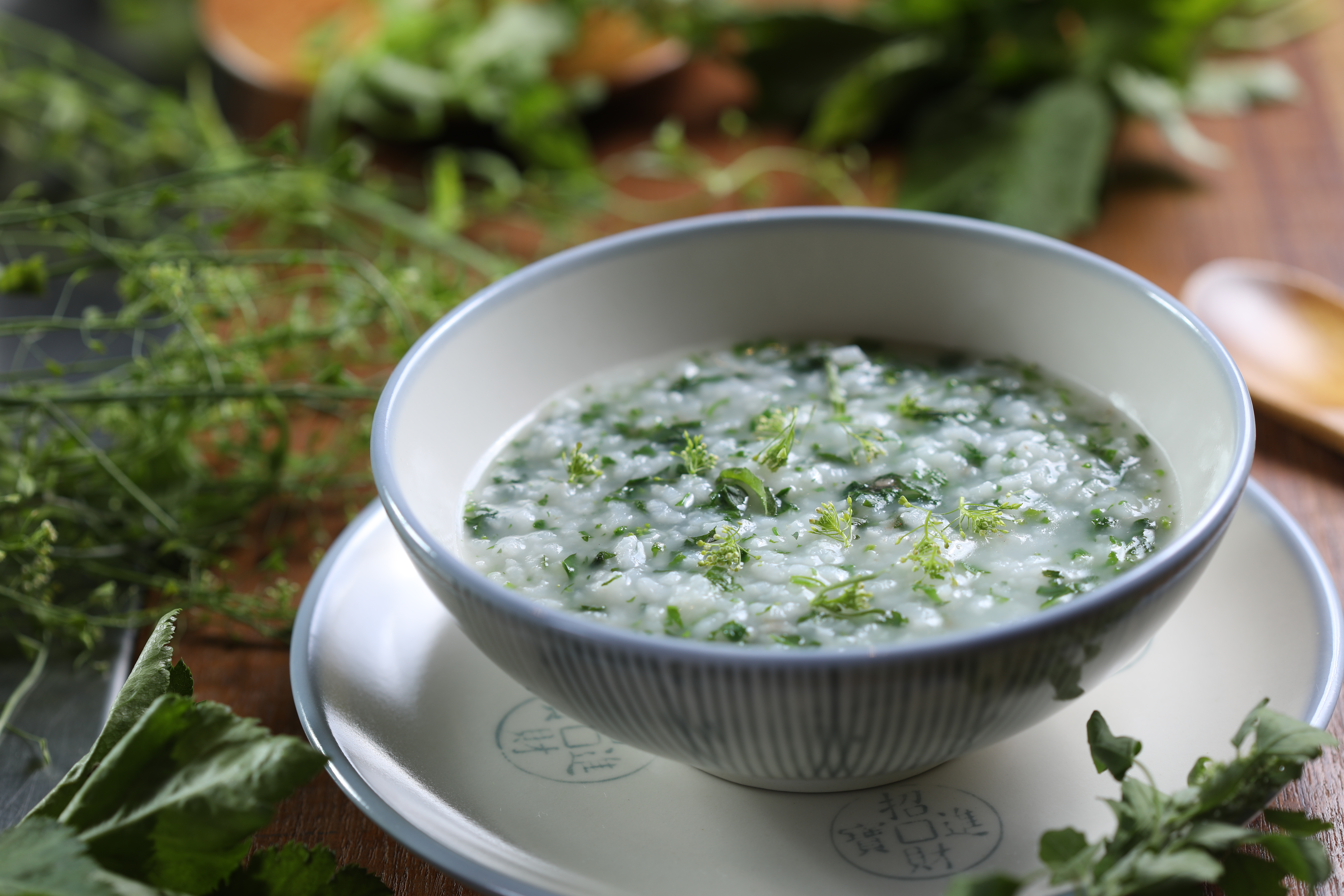 「春日裡的七草粥」貴在細細收拾野菜的工，怕搶了七草和白米的清芬，僅點上少許鹽調味。（620元套餐）