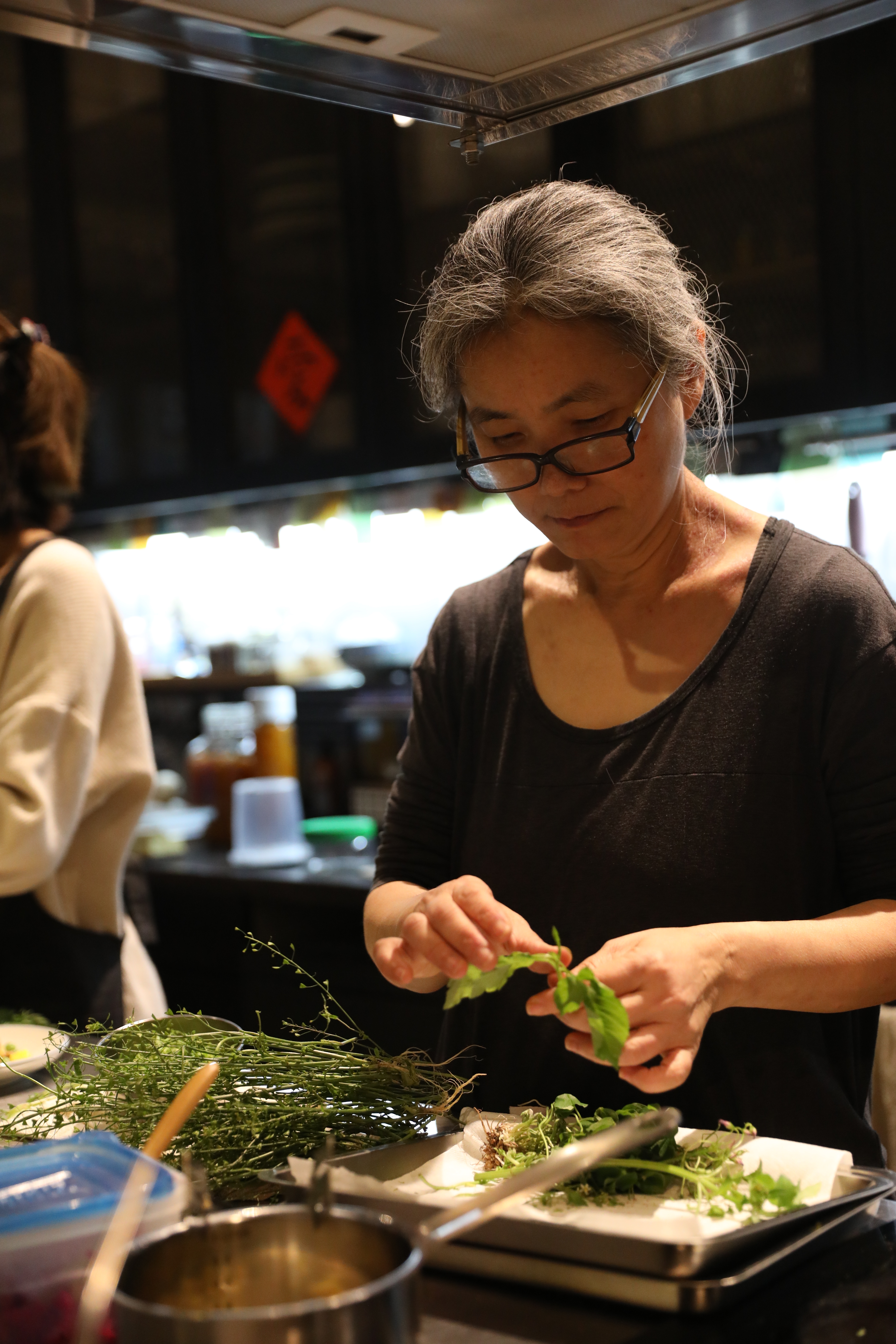 野草入菜不似商業作物，去蕪存菁耗損大，處理又麻煩。