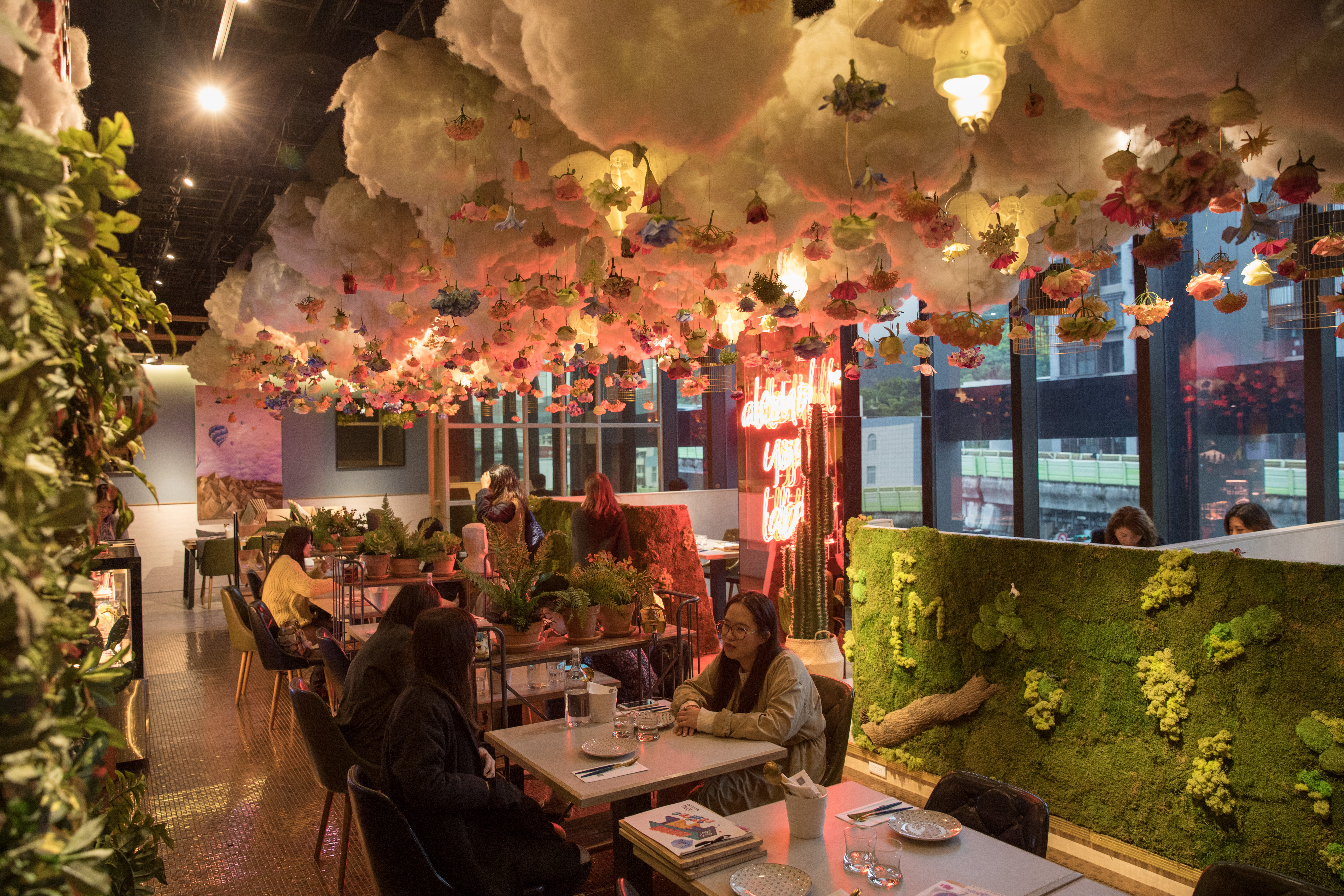 「棧 花樣拿鐵」內裝的仿真植物牆加上浮誇系雲朵天花板，讓姊妹淘聚會怎麼拍都美。