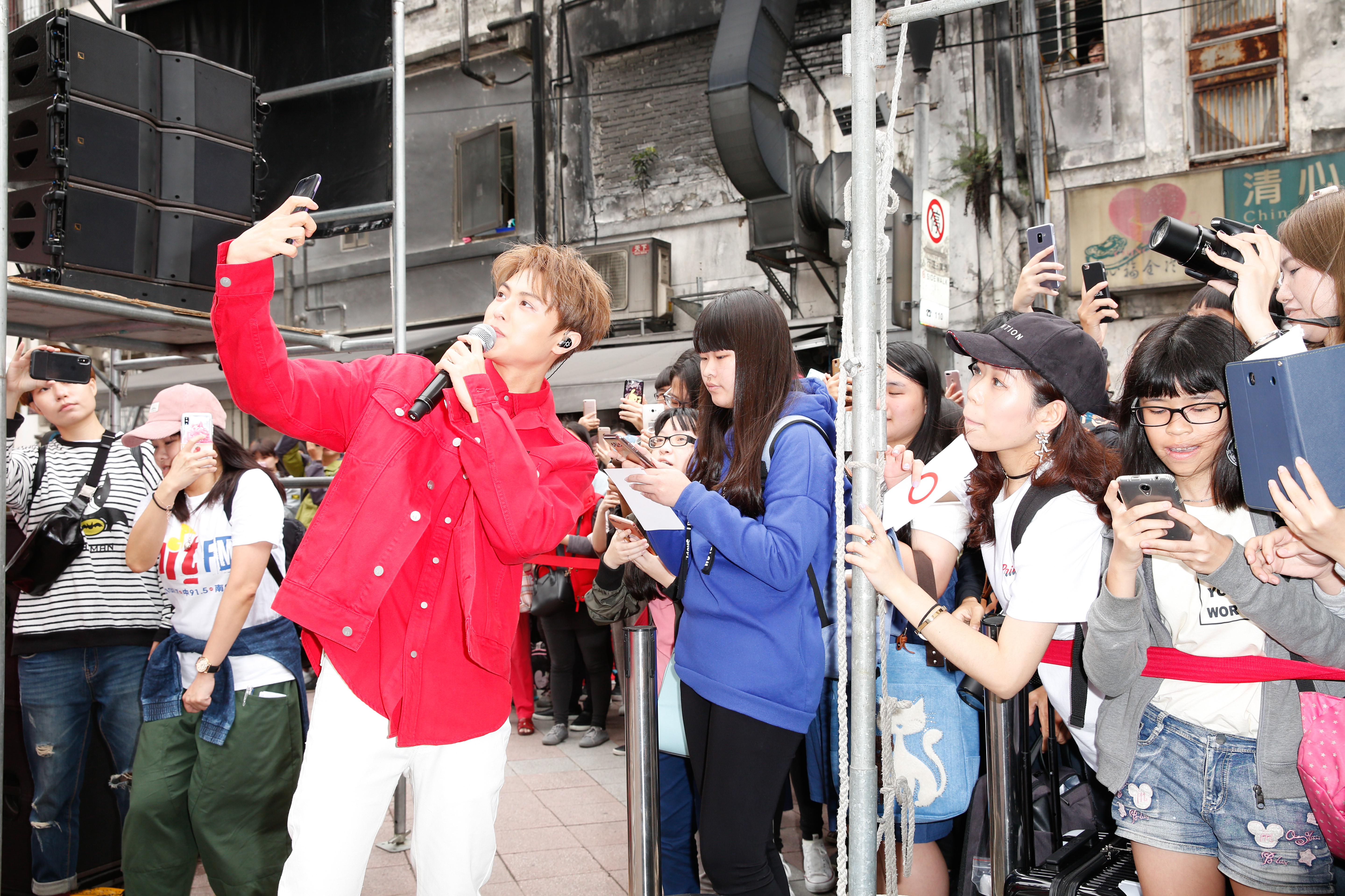 王子很照顧台下粉絲，還跟她們一起自拍。