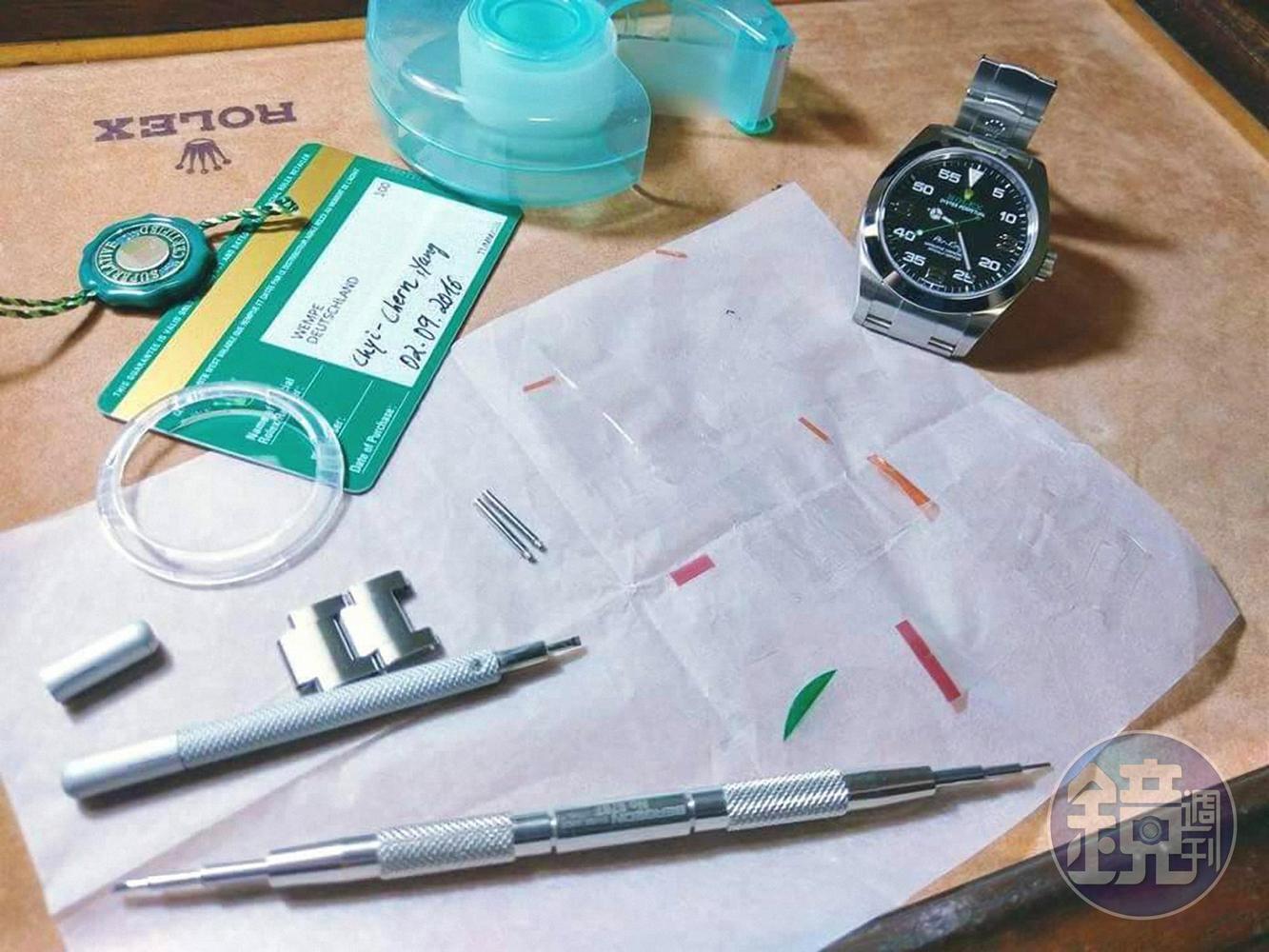 筆者喜歡保卡上書有自己的姓名，有些經銷商甚至還會把筆遞給客人自己寫呢；佩戴前親手撕掉所有膠膜也是購買新表的樂趣之一。