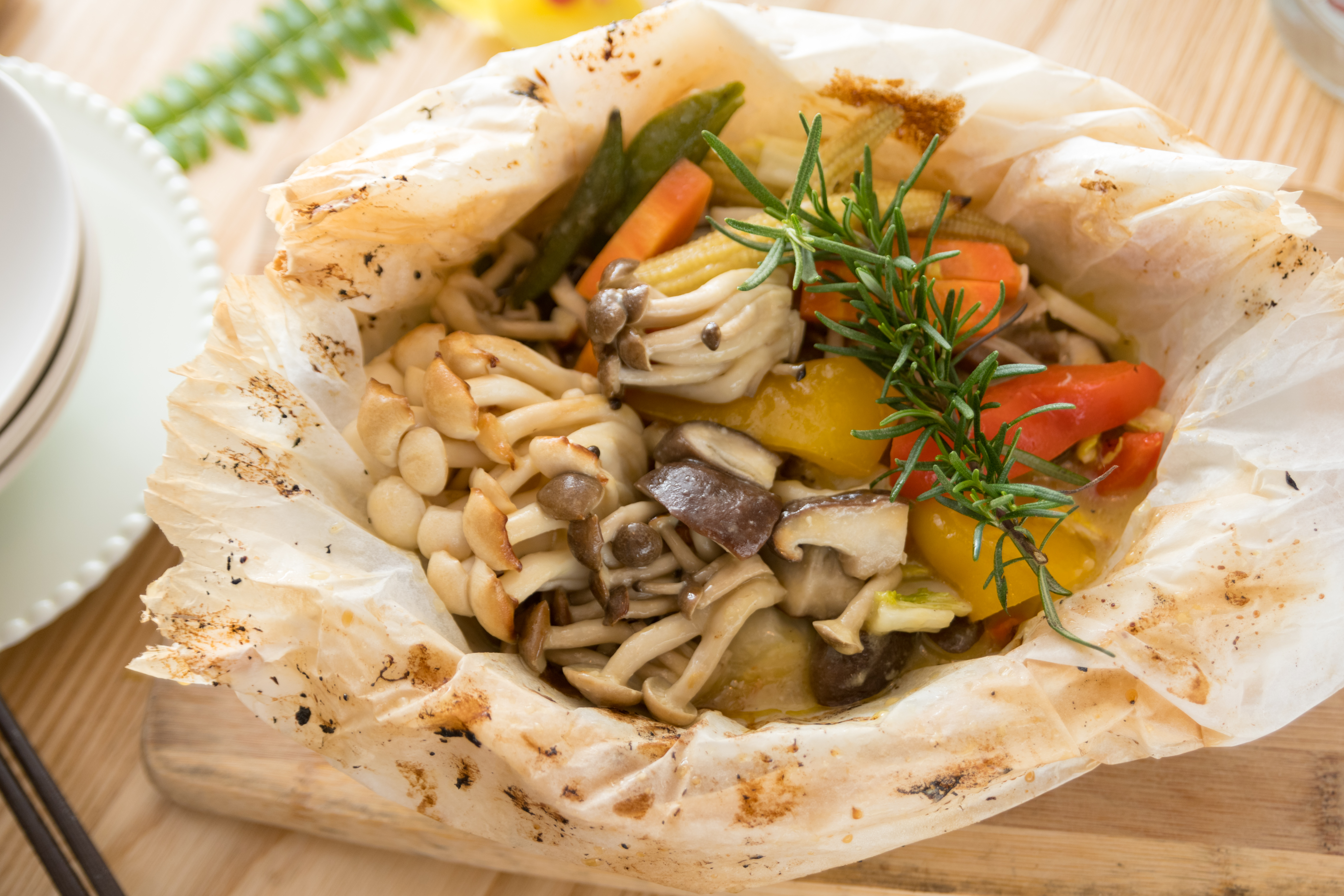 「鹽麴紙包菇」的調味只有鹽麴和橄欖油，開封瞬間卻迸出如奶油般的飽滿香氣。（480元／套餐）