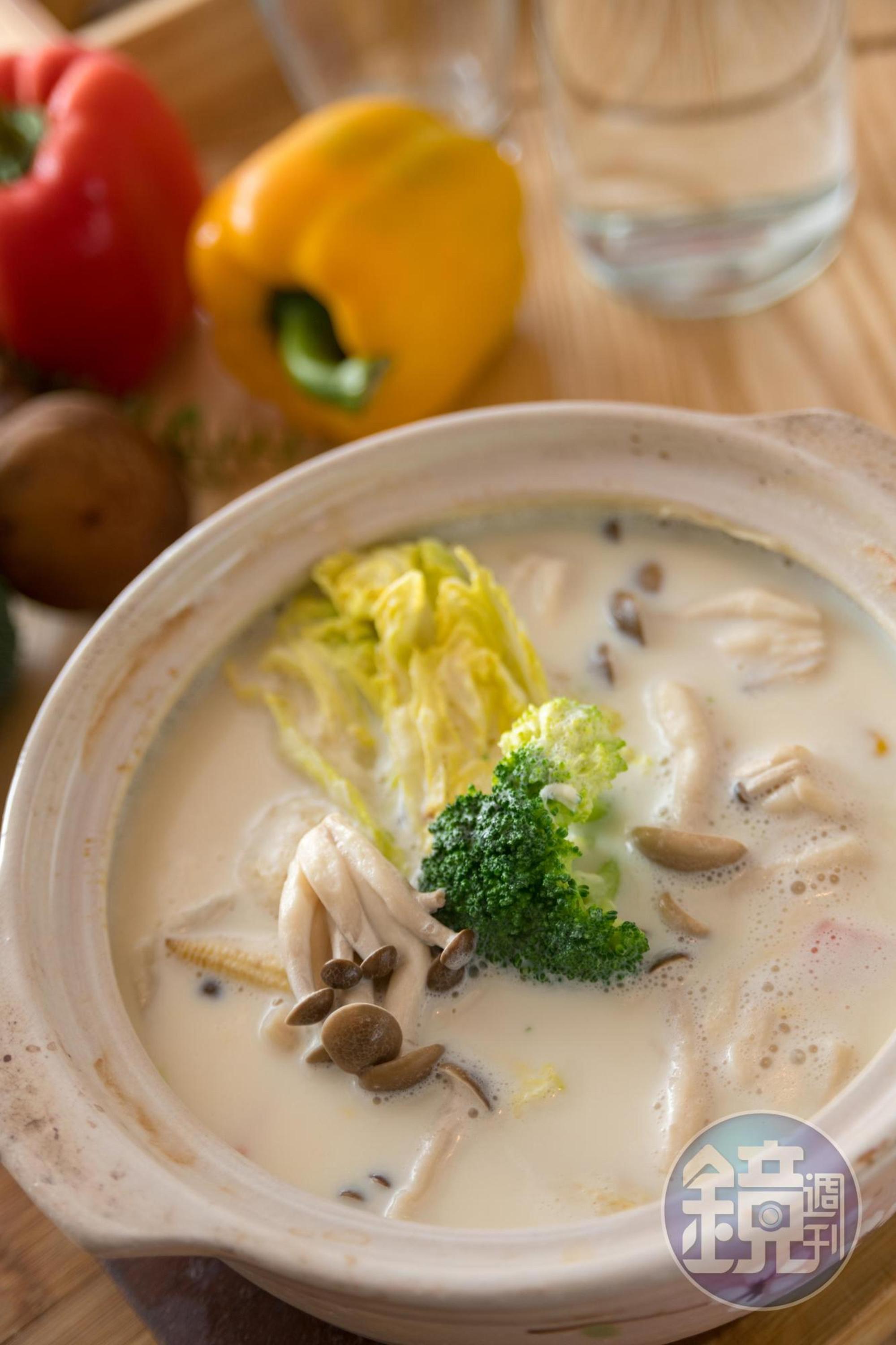「豆乳白鍋」湯頭的綿密豆香藏有娃娃菜等蔬菜鮮甜。（480元／套餐）