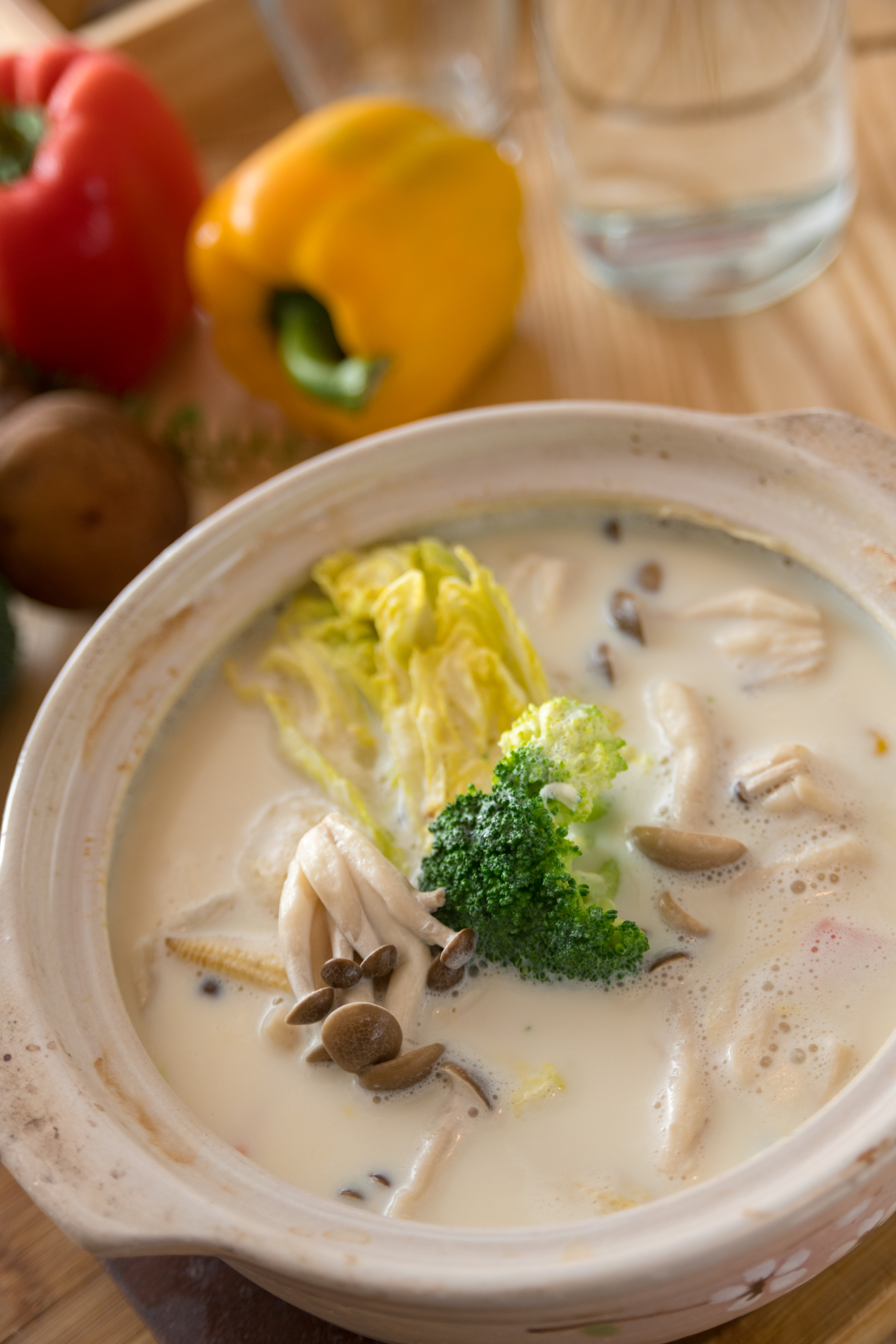 「豆乳白鍋」湯頭的綿密豆香藏有娃娃菜等蔬菜鮮甜。（480元／套餐）
