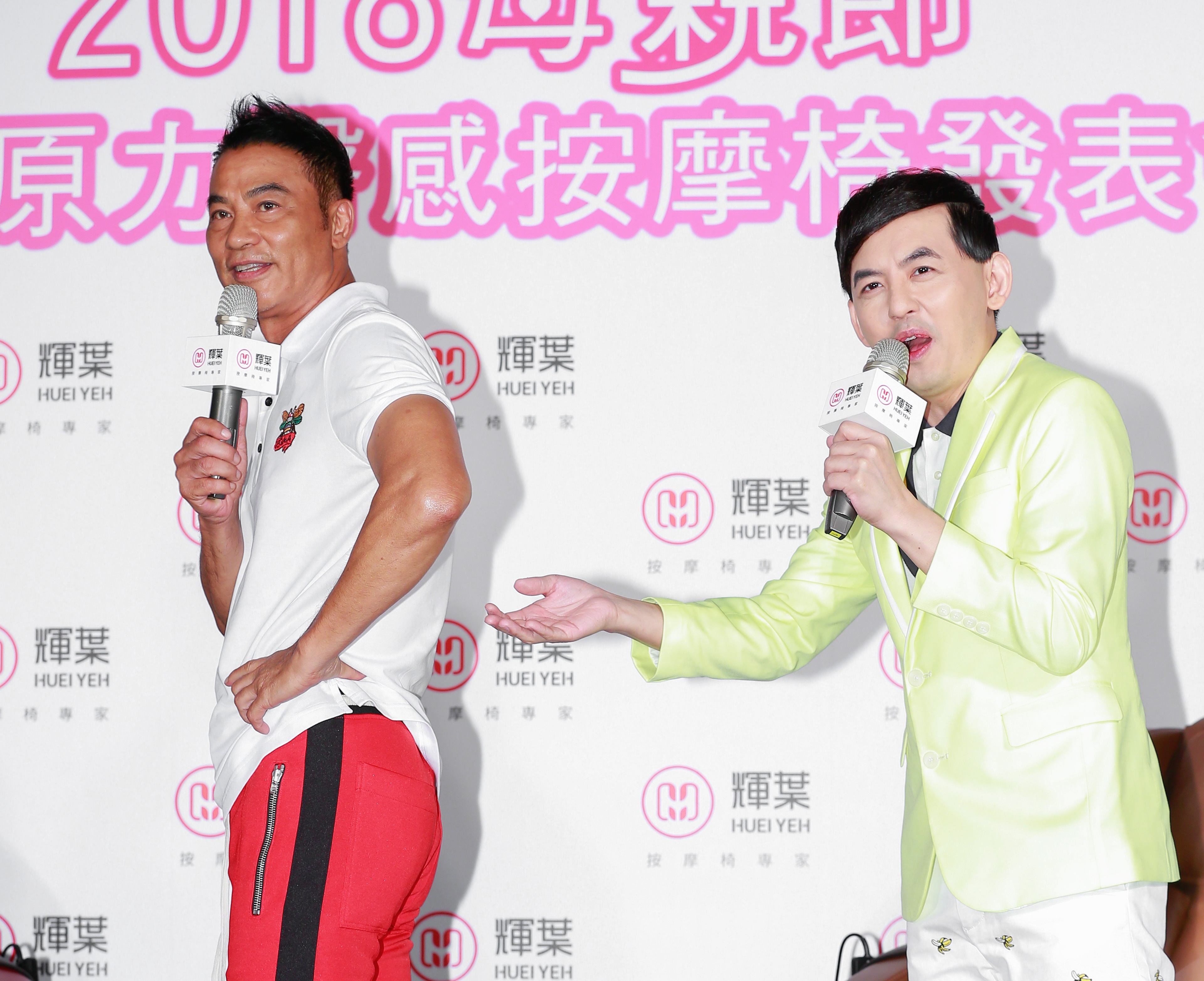 任達華在記者會上各種耍寶，逗得黃子佼哈哈大笑。