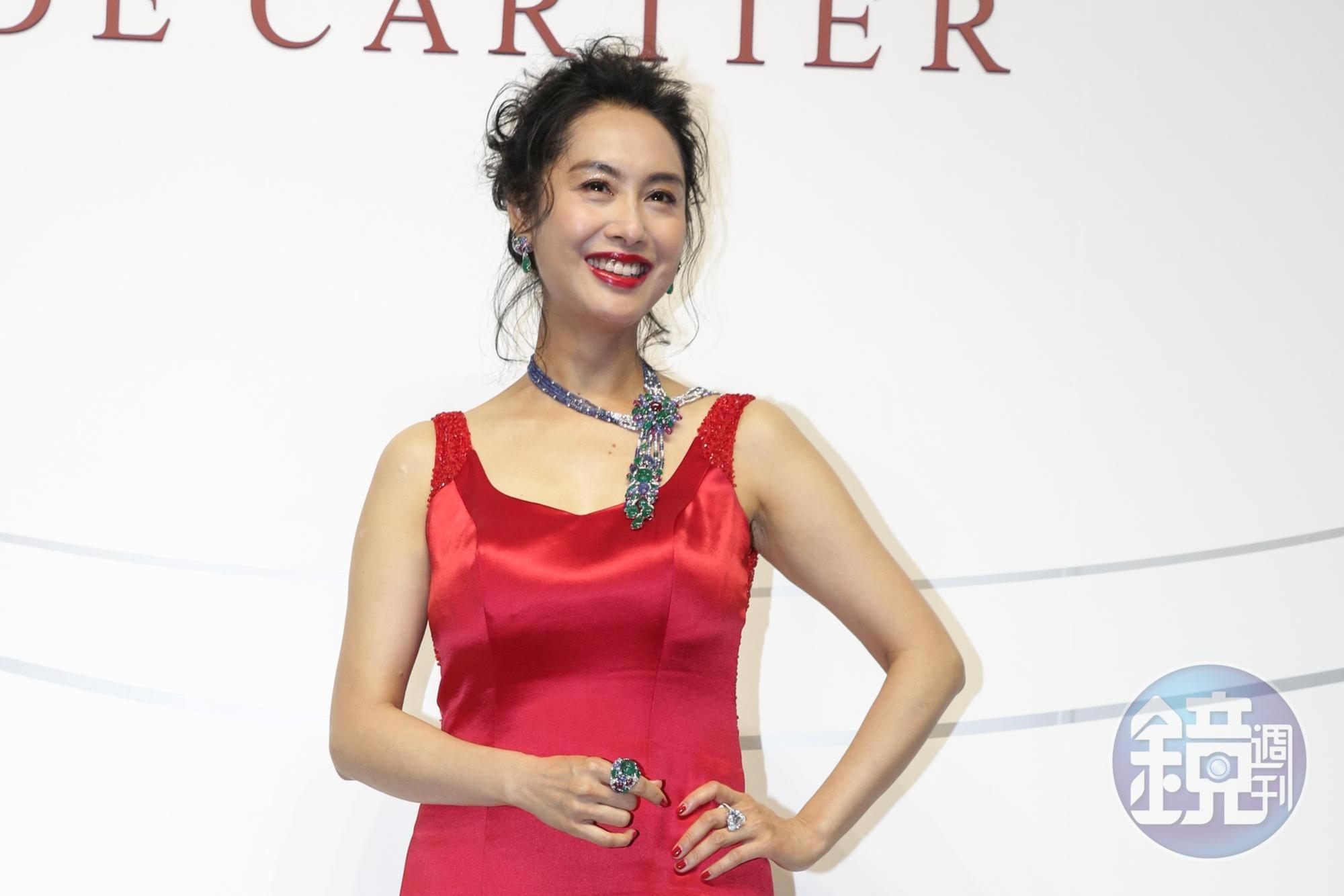 朱茵全身配戴約3.53億元的Cartier珠寶，出席記者會。