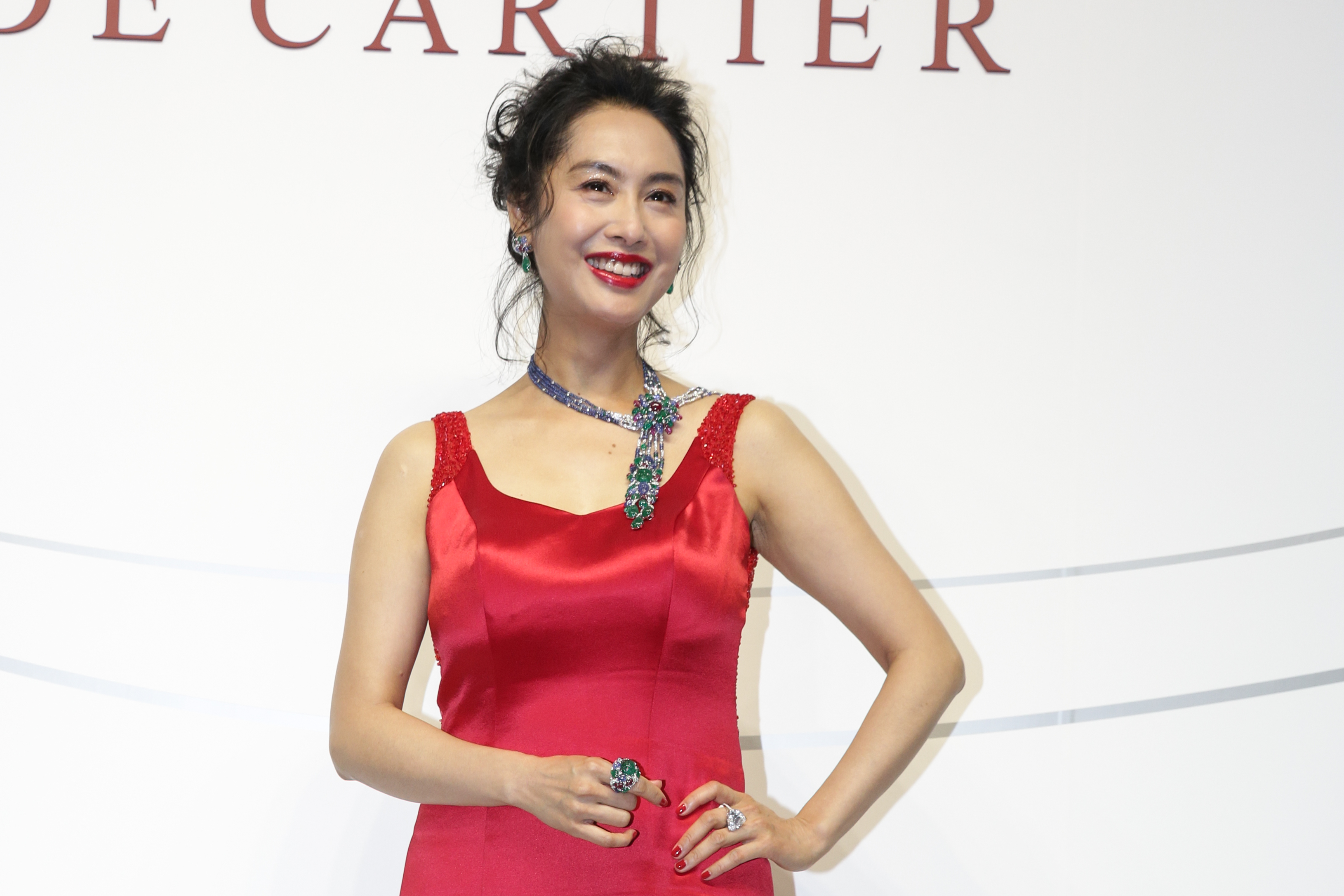 朱茵全身配戴約3.53億元的Cartier珠寶，出席記者會。