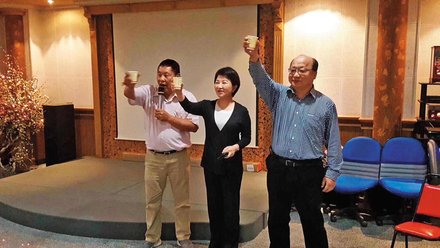盧秀燕在侯友宜出線後，隨即在臉書恭喜侯，希望台中新北雙箭頭，母雞公雞帶小雞，一起努力，勝利在望。（翻攝盧秀燕臉書）