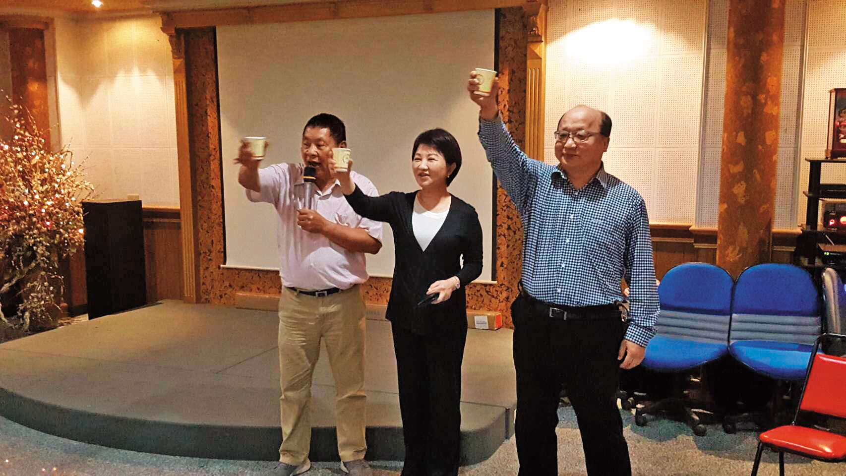 盧秀燕在侯友宜出線後,隨即在臉書恭喜侯,希望台中新北雙箭頭,母雞公雞帶小雞,一起努力,勝利在望。(翻攝盧秀燕臉書)