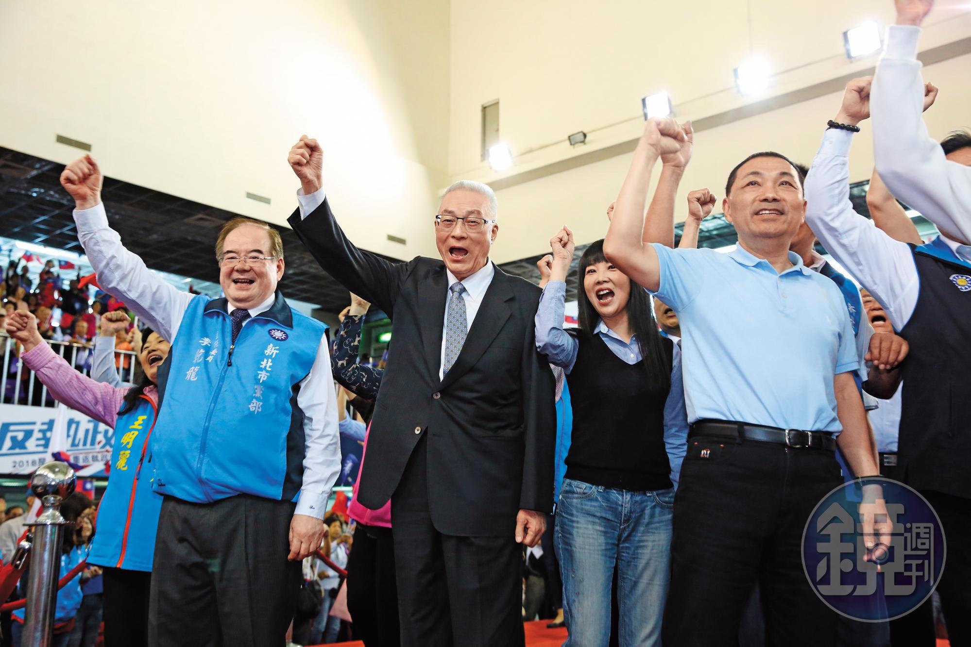 侯友宜初選勝出後，上週六首度與吳敦義同台，侯人氣超越吳。
