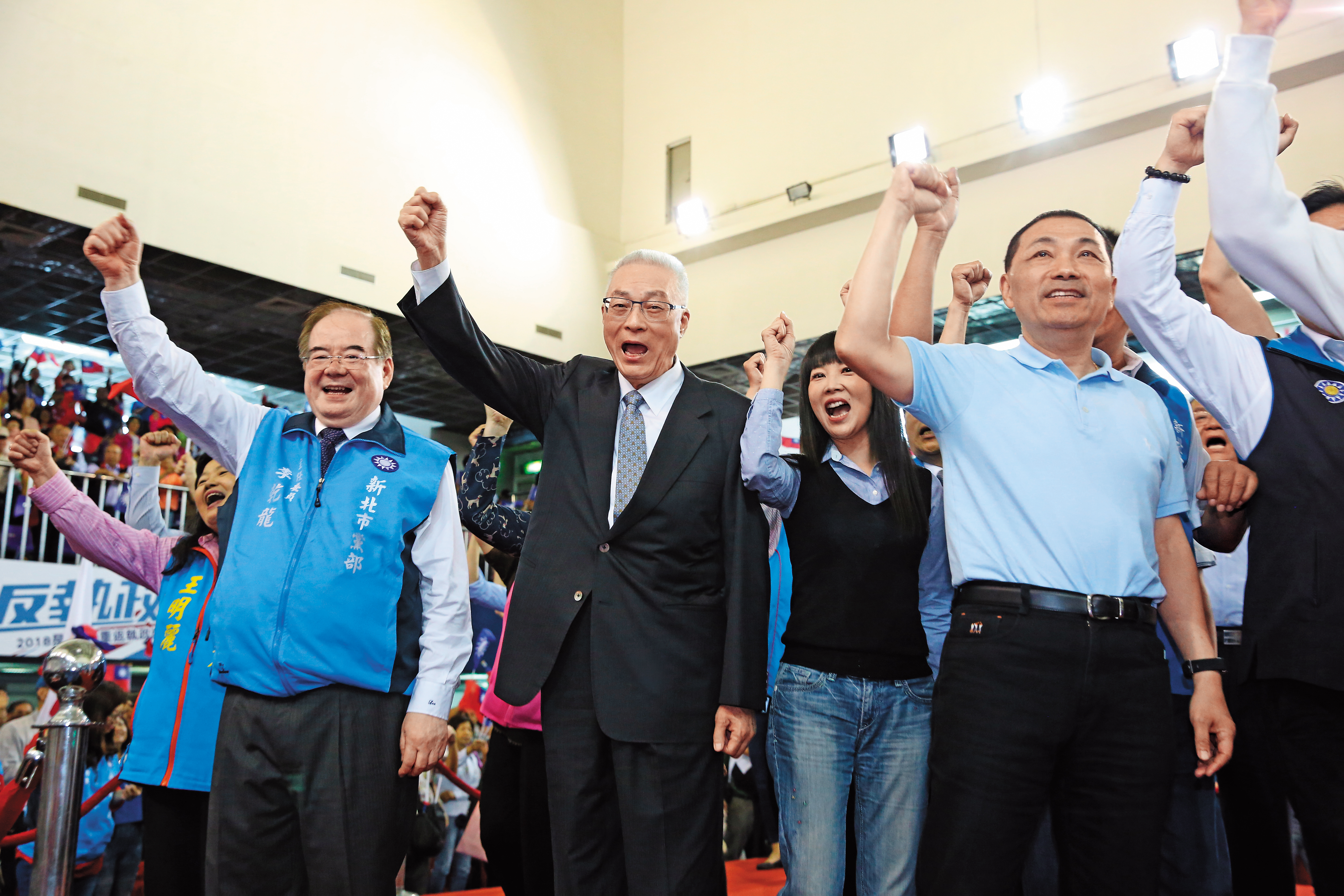 侯友宜初選勝出後，上週六首度與吳敦義同台，侯人氣超越吳。