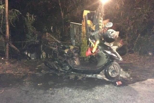 停在象山的一台機車疑似遭盧姓遊民縱火，燒到車體僅剩支架。（翻攝畫面）