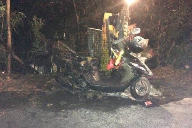 停在象山的一台機車疑似遭盧姓遊民縱火，燒到車體僅剩支架。（翻攝畫面）