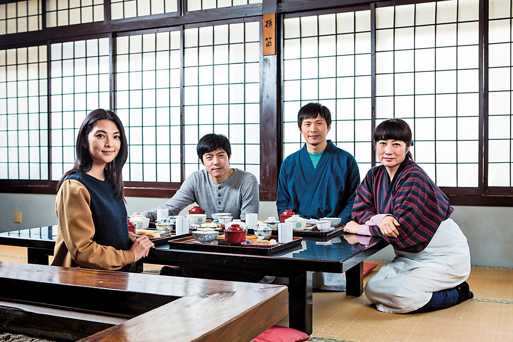 田中麗奈（左起）、王柏傑、姚淳耀、余貴美子在電影《盛情款待》裡為一棟古老溫泉旅館的翻新努力。（華映提供）