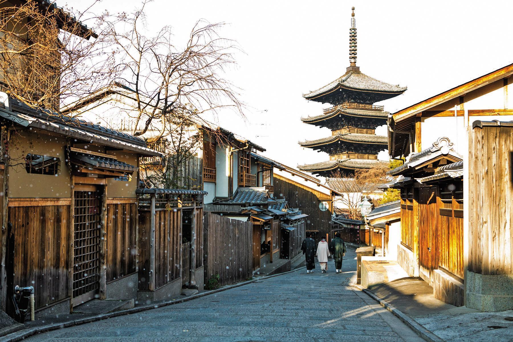 台日合拍電影《盛情款待》在京都市區鬧中取靜的八坂神社旁道路取景。（華映提供）