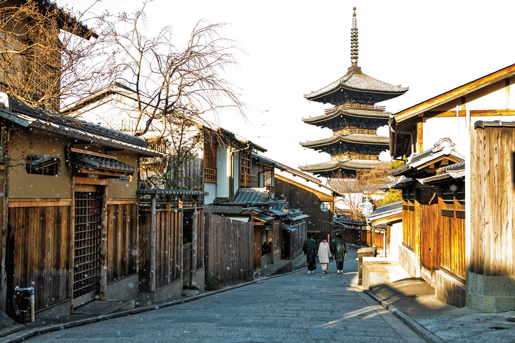 台日合拍電影《盛情款待》在京都市區鬧中取靜的八坂神社旁道路取景。（華映提供）
