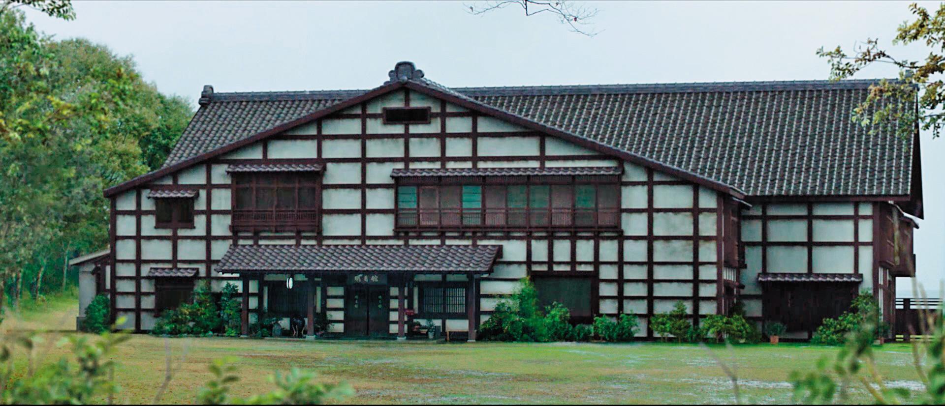主場景「明月館」外觀是以搭景結合3D特效呈現。（華映提供）