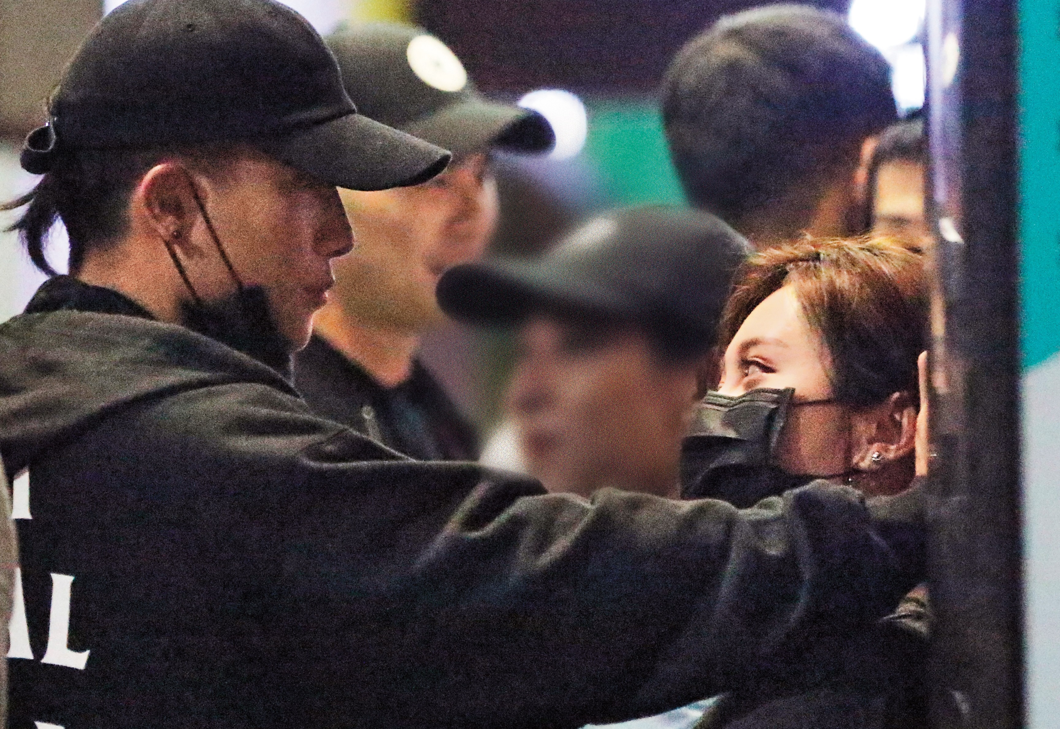 4月12日00：31，陳彥允（左）當街壁咚新女友，兩人之間的濃情蜜意擋都擋不住。