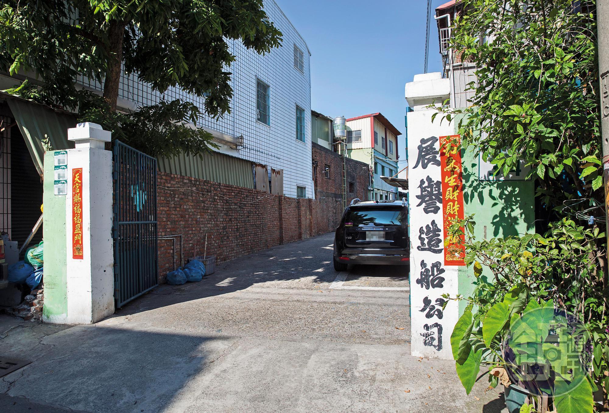 家族人士透露，因為大哥想要強占造船廠，藉口打跑船廠登記人七妹，引發親戚間互砍恩怨。