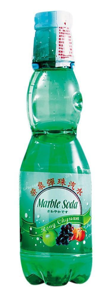 造船廠千金陳滿卿嫁到彈珠汽水廠後，改革傳統行銷模式，甚至還獨創客製化經營，讓榮泉彈珠汽水揚名全國。