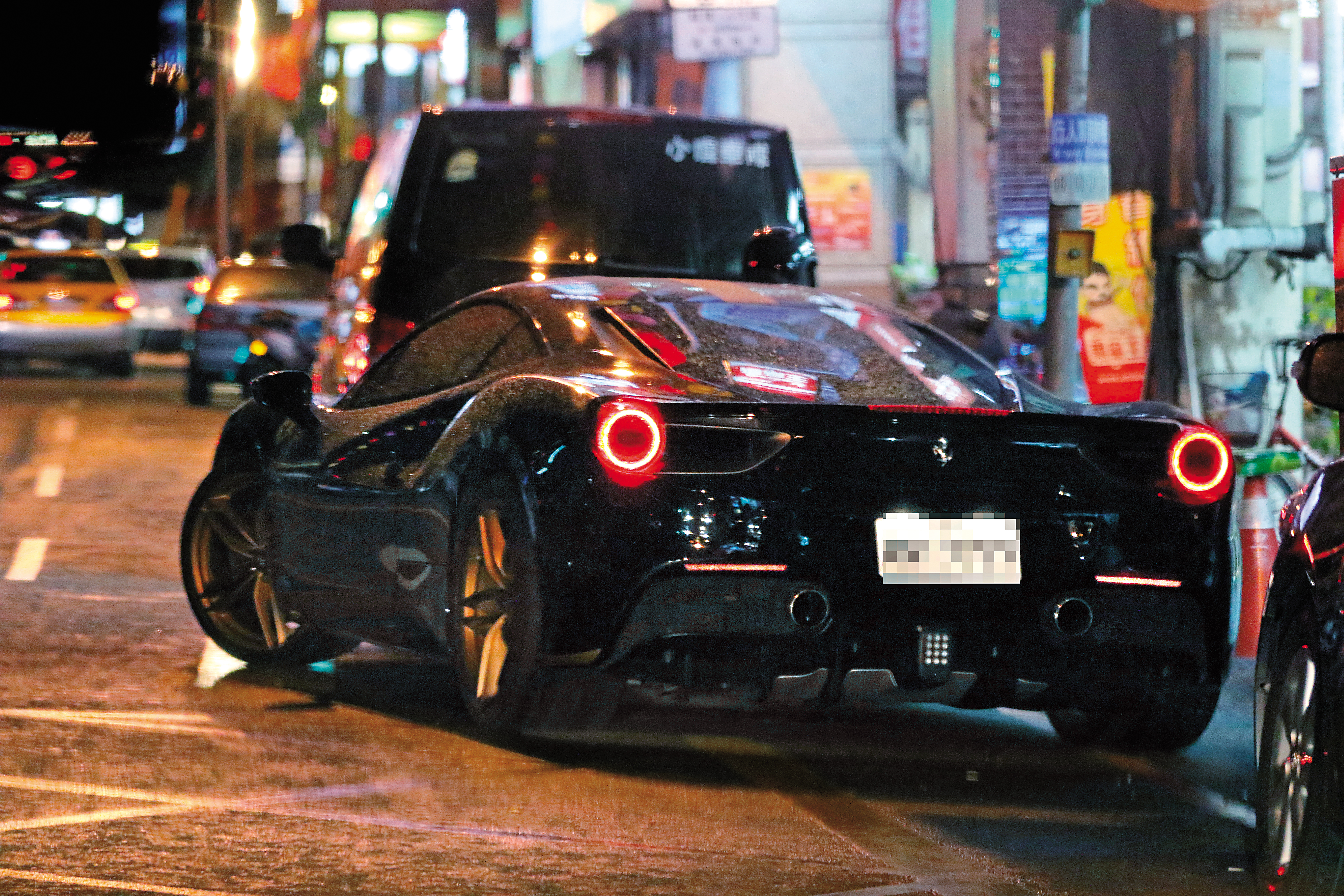 3月22日19：57，錢帥君出入的時候開的是一輛黑色法拉利，據查是488 GTB，新車價逾1,400萬元，令人十分好奇她的金援到底從何而來。