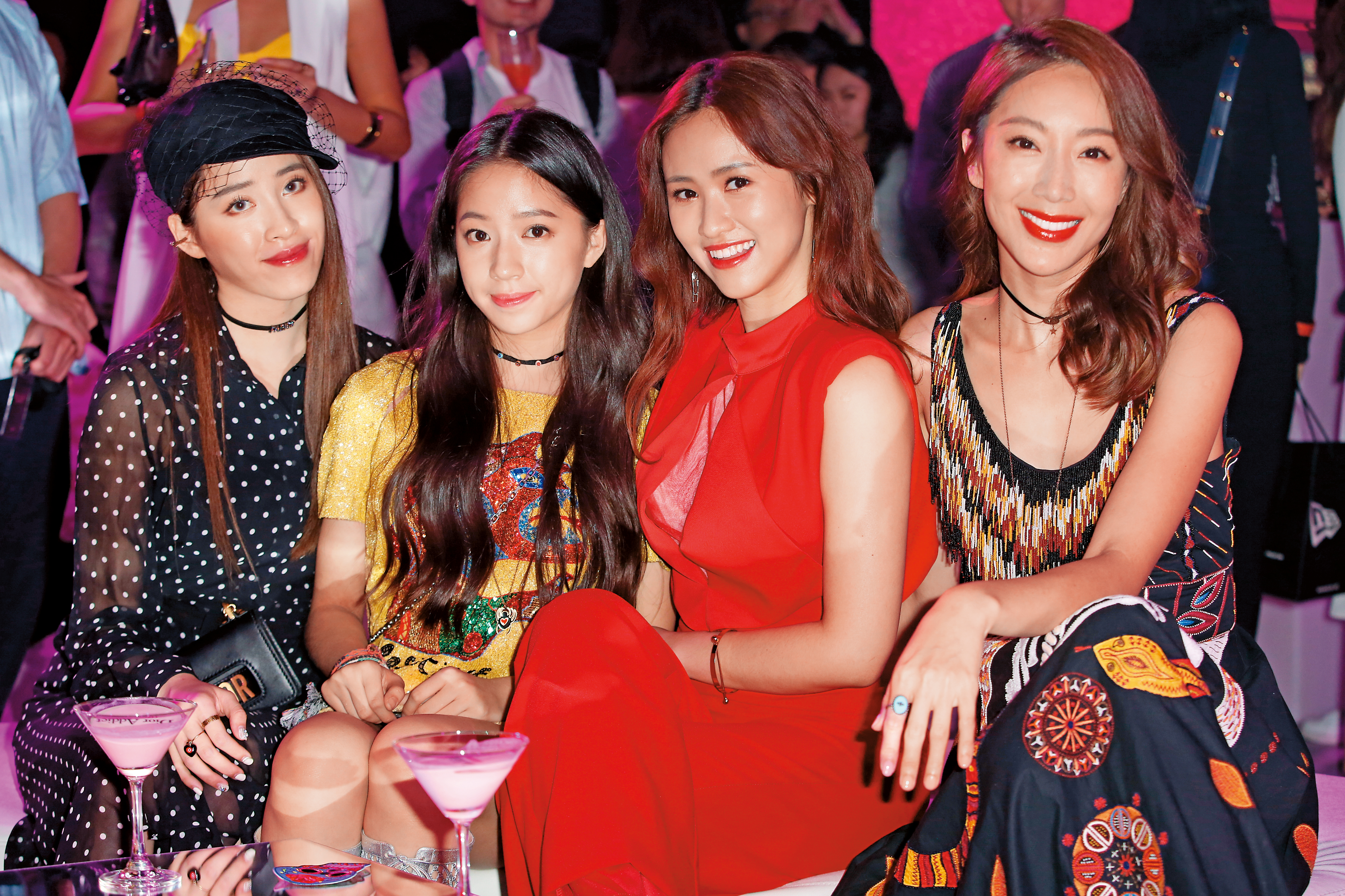 拍照時女星們各自擺好擺滿pose，但隋棠（右一）看起來就是老神在在。