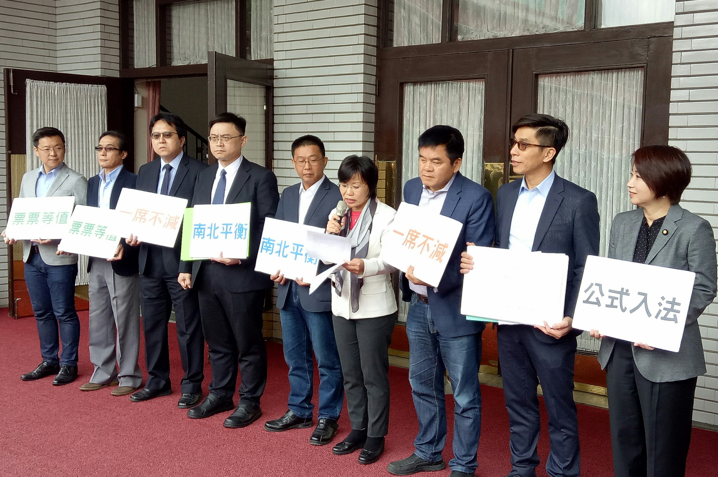 高雄、屏東10位民進黨立委開記者會呼籲中選會暫停選區重劃。