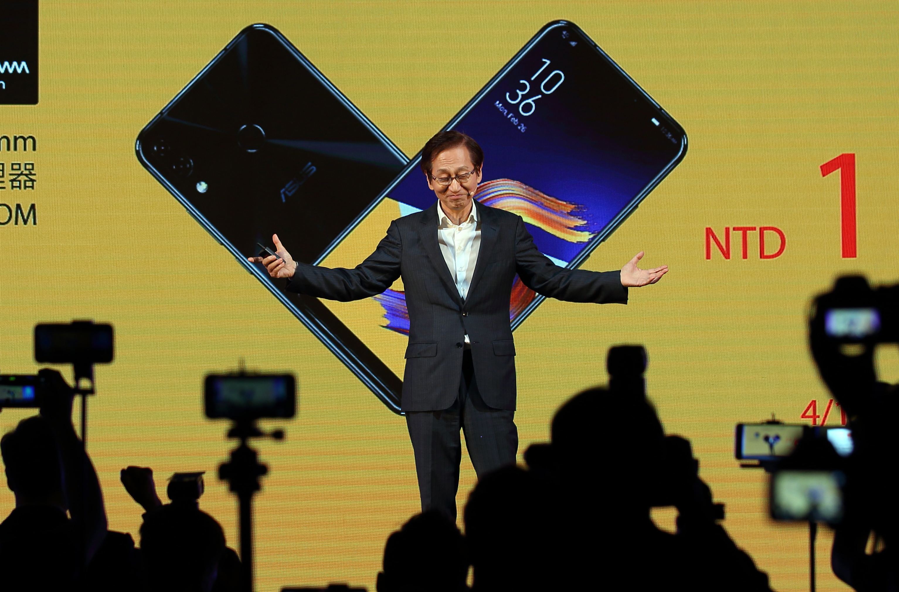 早在2年前，施崇棠就曾傳出因飽受腸胃疾病之苦，想要退休靜養。