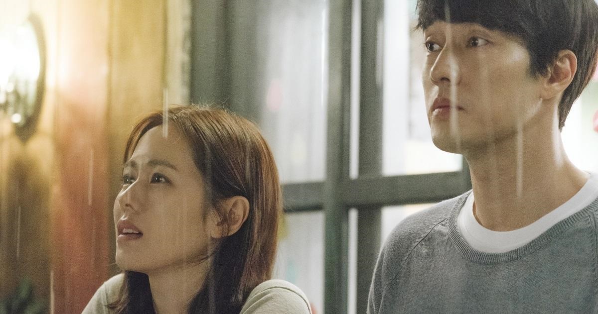 為了呈現蘇志燮（右）、孫藝真與眾不同的愛情，李章焄在片中設計了各種程度不一的雨景。（車庫娛樂提供）