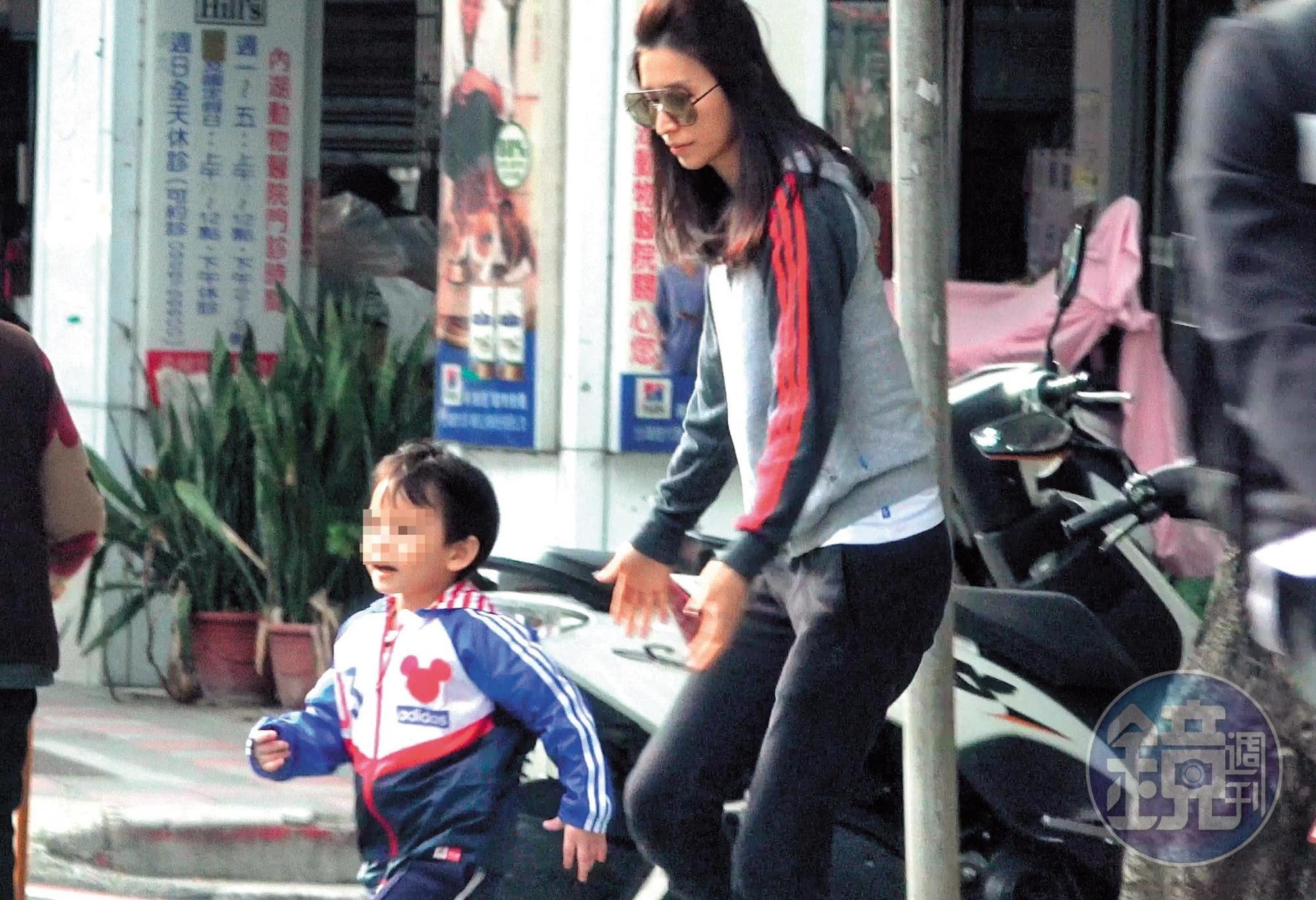 3月22日16：05，本刊直擊錢帥君去幼稚園接送小男孩，渾身散發濃濃母愛。剛好2、3年前開始，她就有赴美祕密生子的傳言。