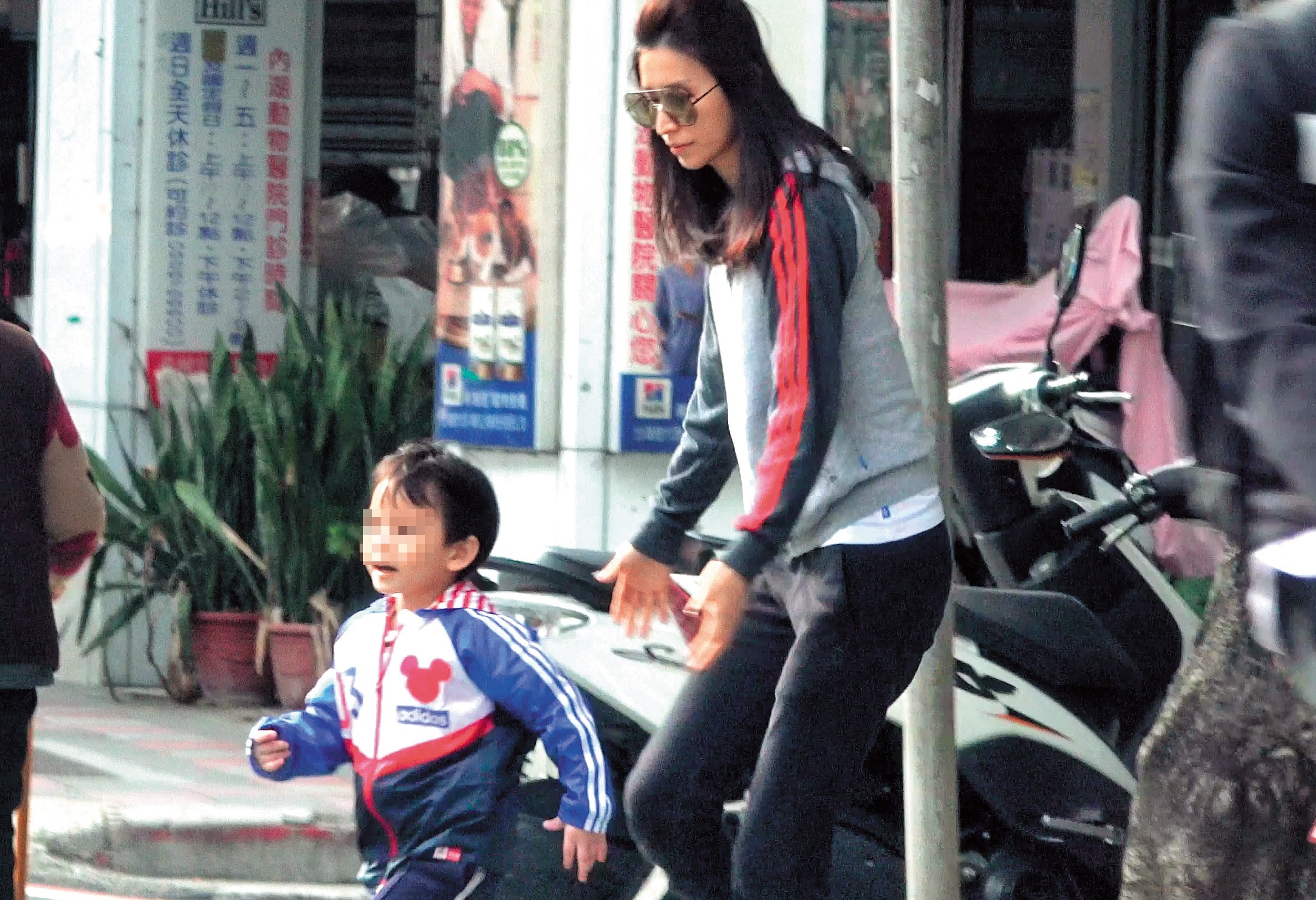 3月22日16：05，本刊直擊錢帥君去幼稚園接送小男孩，渾身散發濃濃母愛。剛好2、3年前開始，她就有赴美祕密生子的傳言。