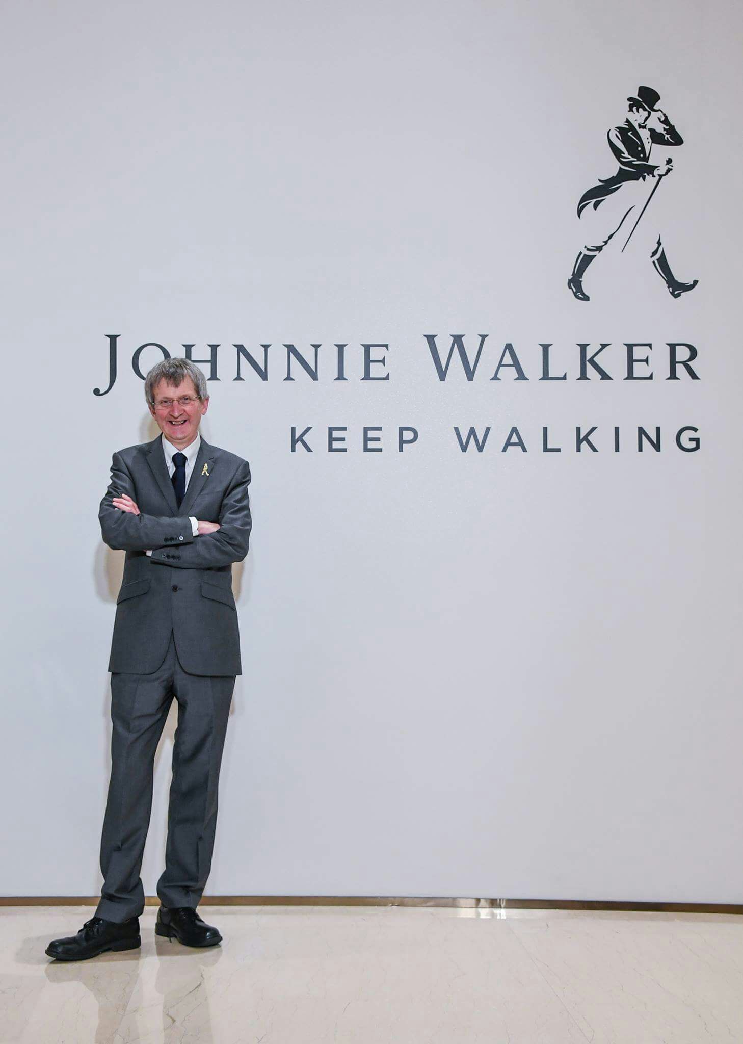JOHNNIE WALKER首席調酒師Jim Beveridge親自挑選每一桶珍稀酒液。(JOHNNIE WALKER提供)
