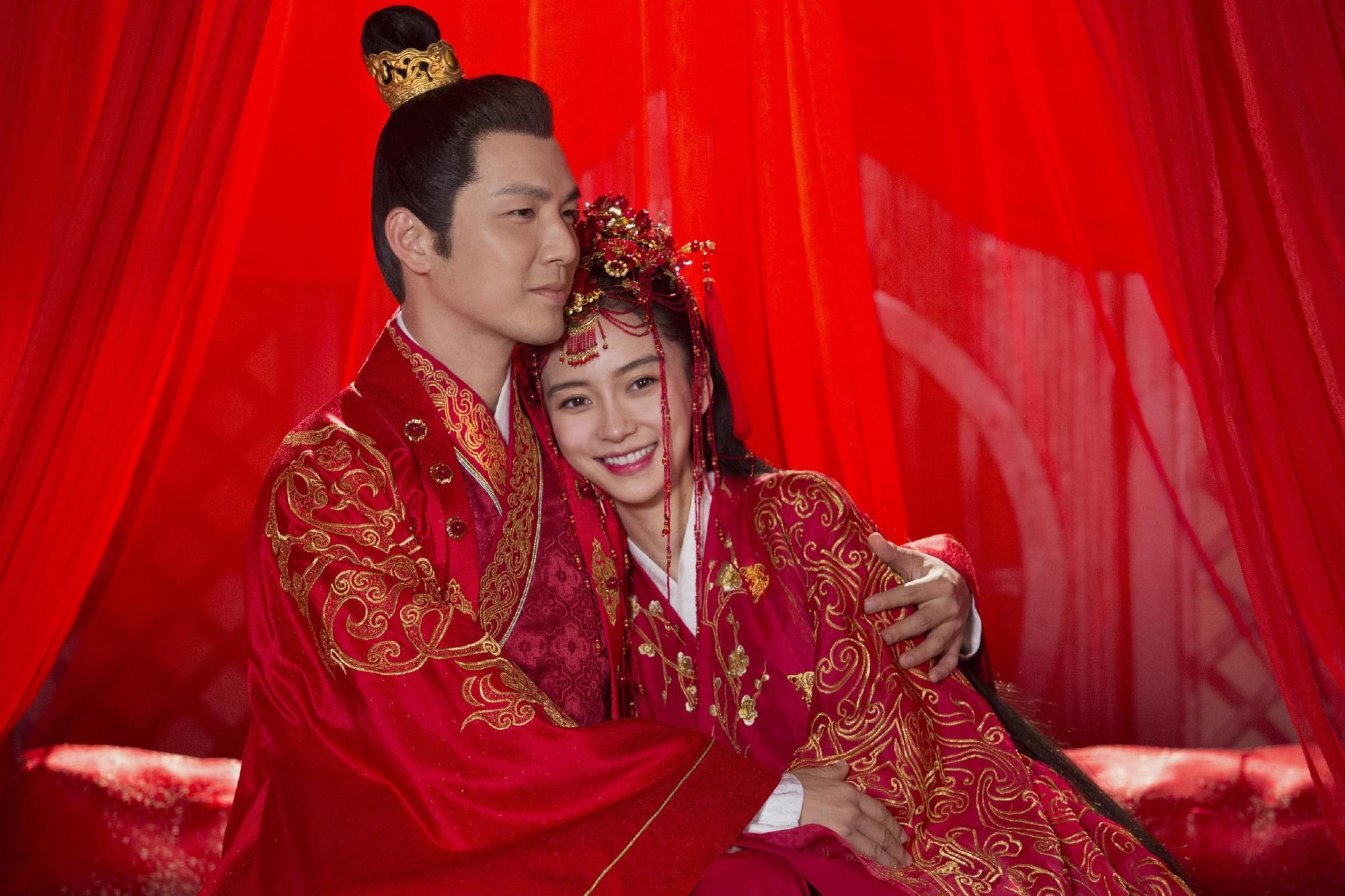Angelababy和鍾漢良2人曾合拍陸劇《孤芳不自賞》，但檔期短拍攝不易，有消息指不少場景都採替身拍攝，但兩人都否認此傳言。