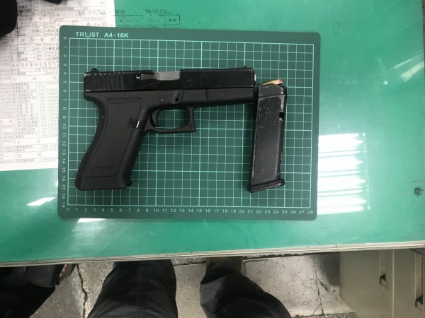 徐嫌兜售槍彈開價10萬元，但買家只願用5萬元購買。（警方提供）