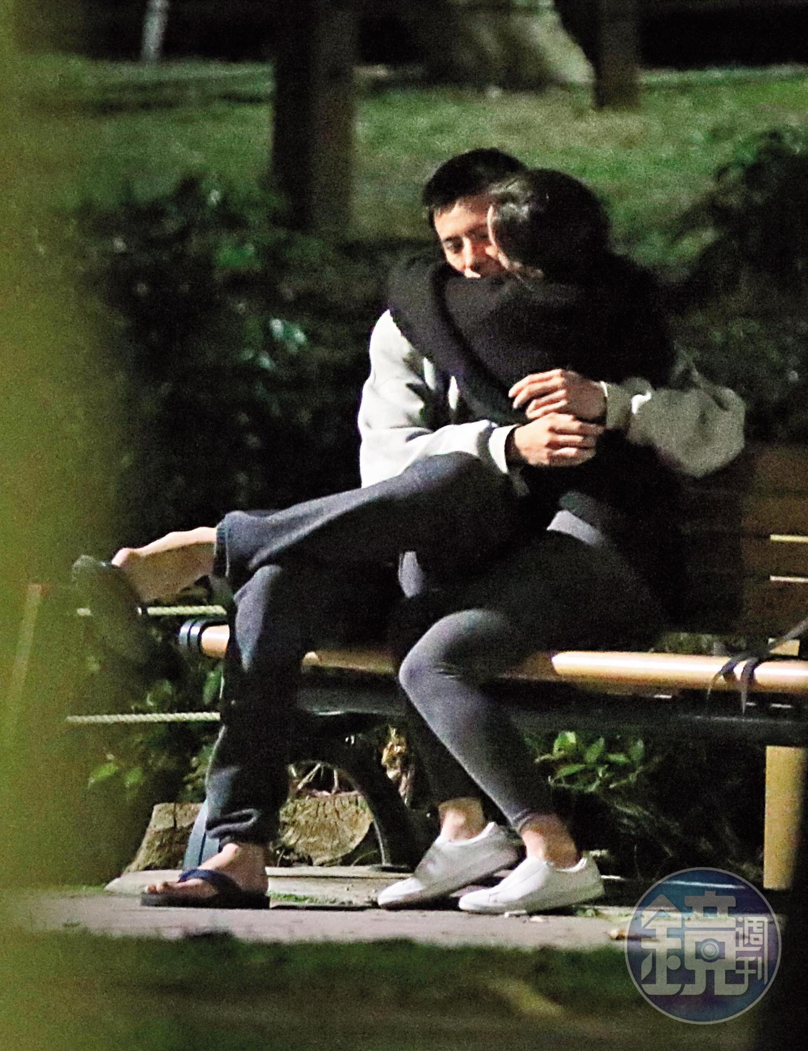 林柏叡與文青女神王淨在公園內肉體激烈愛撫摩擦。