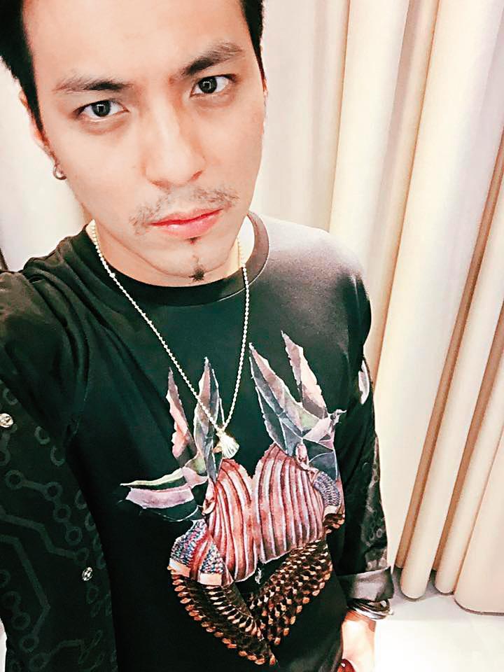 嘎嘎被爆與Popu Lady團員寶兒,半夜在街頭激烈喇舌。