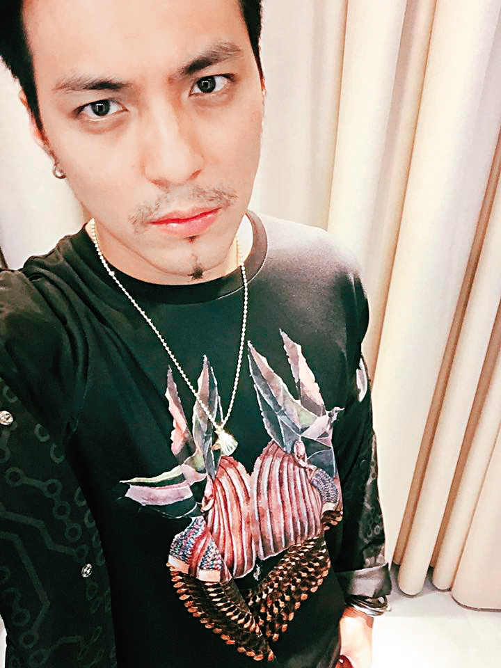 嘎嘎被爆與Popu Lady團員寶兒，半夜在街頭激烈喇舌。