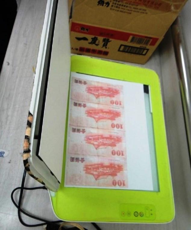 警方在賓館起出彩色列表機。(警方提供)