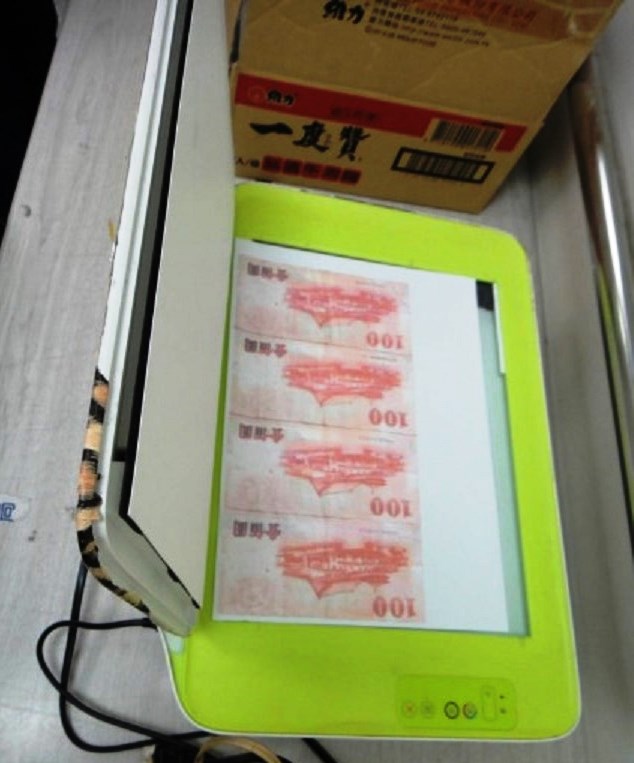 警方在賓館起出彩色列表機。（警方提供）