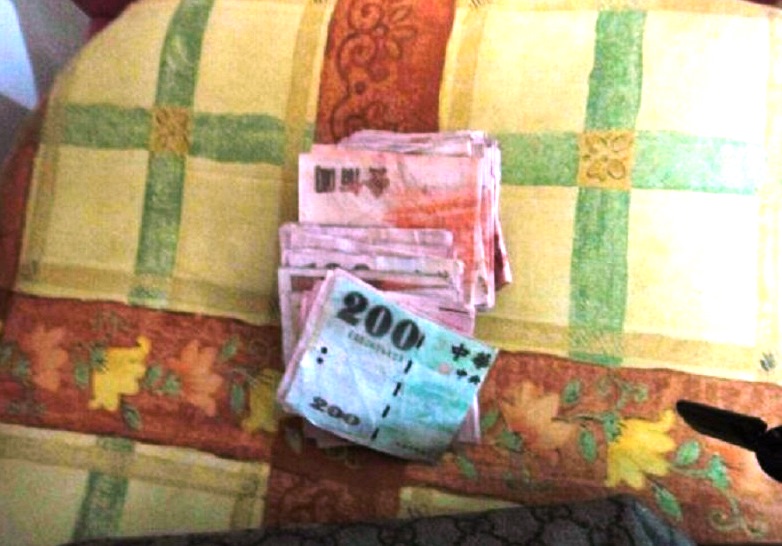 假孕婦卻在鬆手時自衣服內掉出一疊偽鈔。（警方提供）