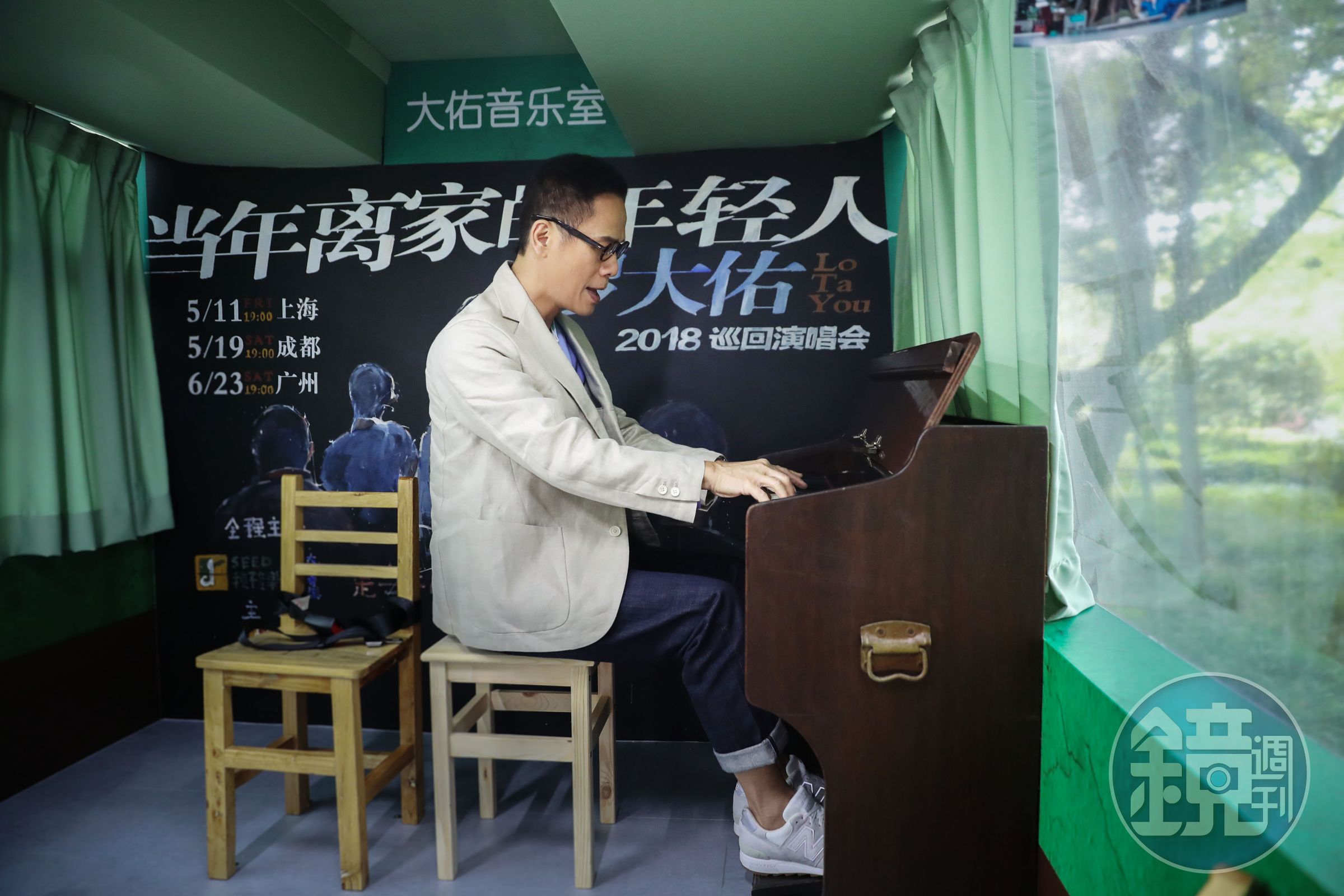 羅大佑在巴士上彈琴。（種子音樂提供）