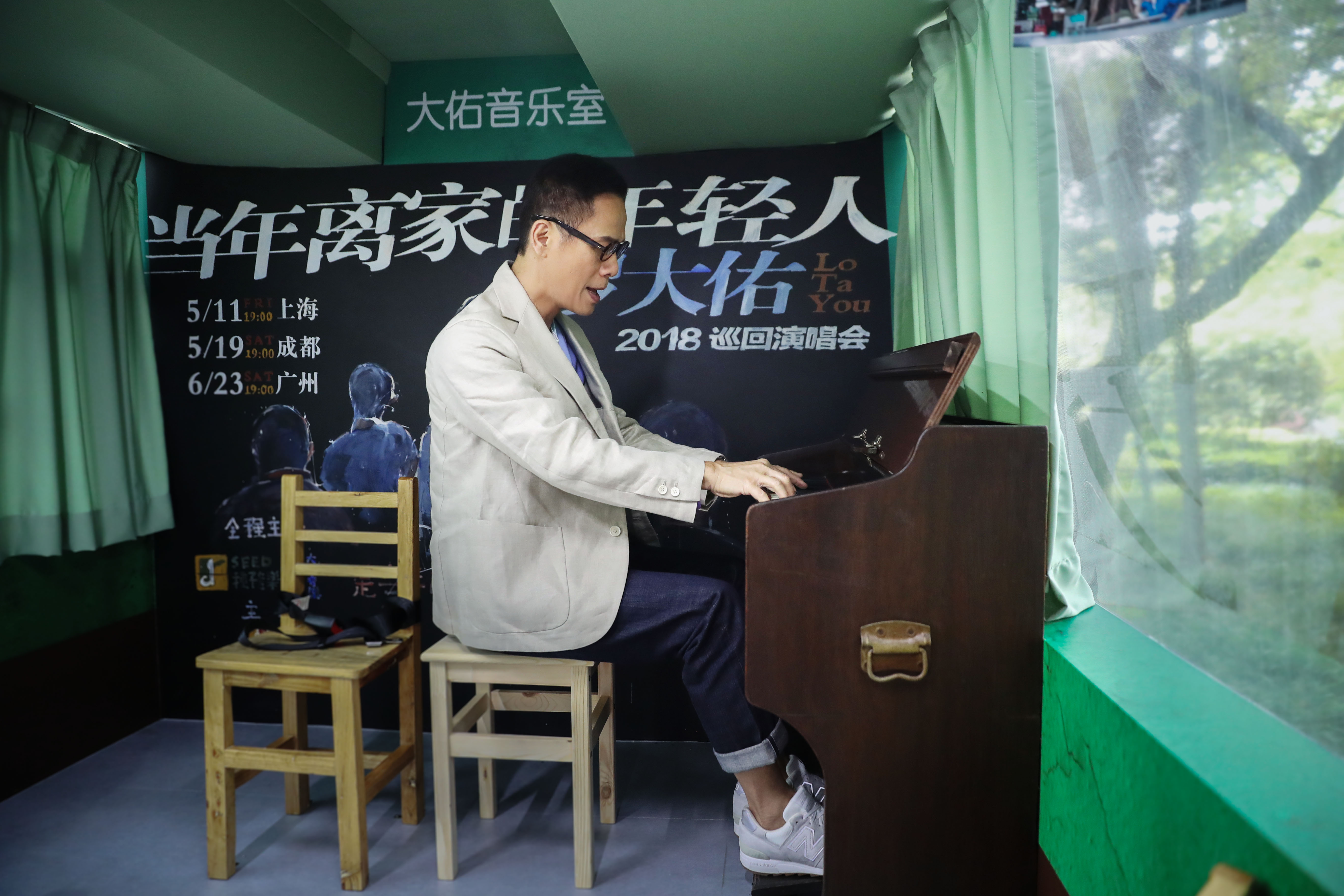 羅大佑在巴士上彈琴。（種子音樂提供）