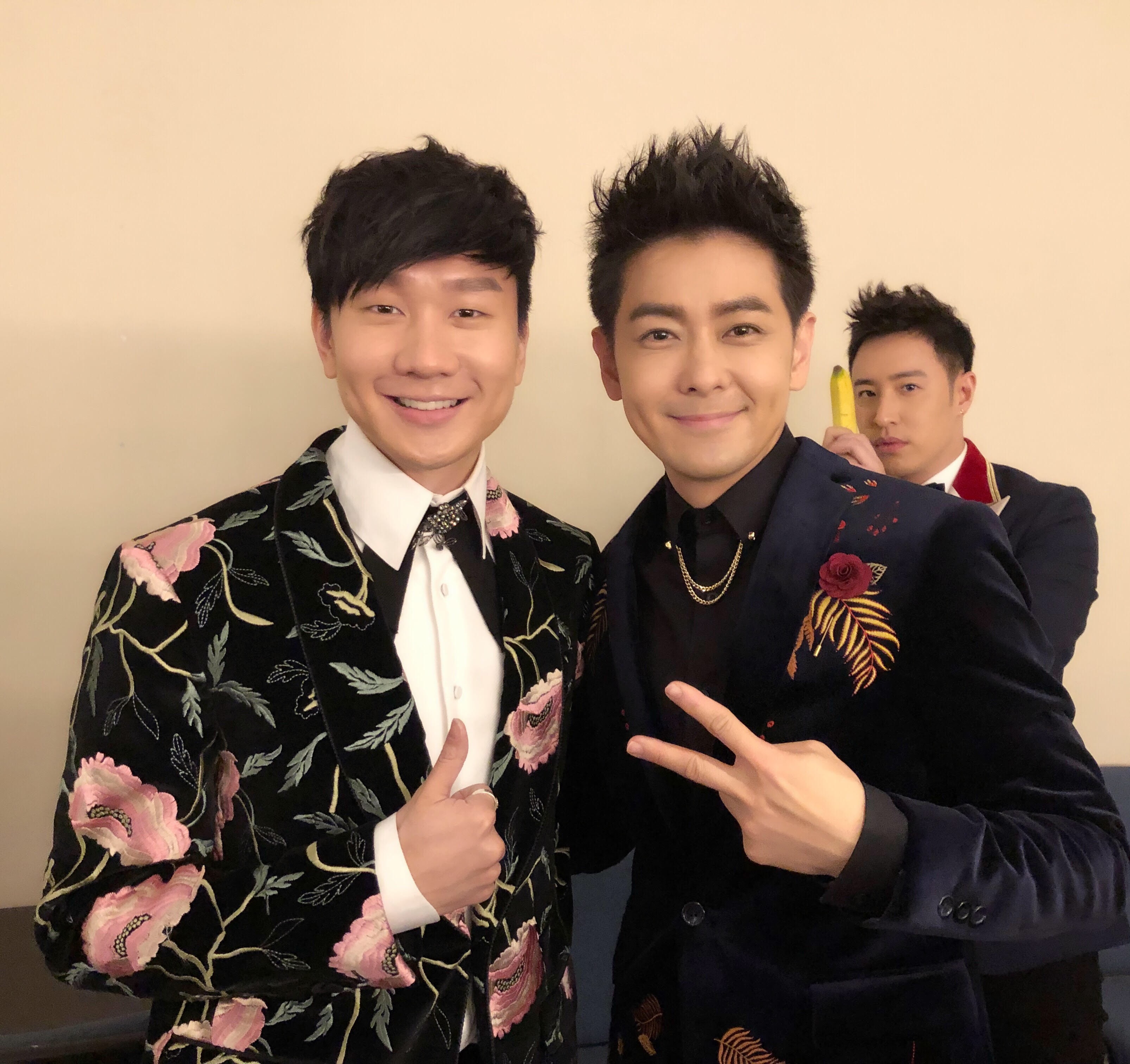 林志穎在後台與好友林俊傑、潘瑋柏相見歡，3人拿香蕉搞笑同框。（娛人制造提供）