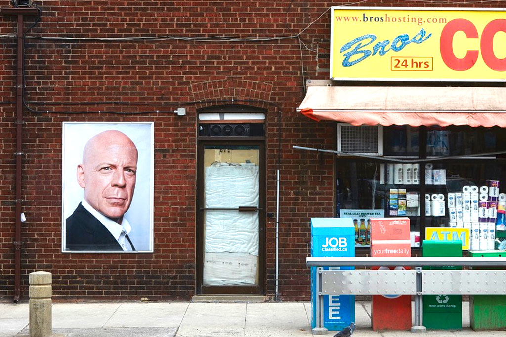 在加拿大多倫多街頭出現看似布魯斯威利的巨型照片，實際上是拍攝自布魯斯威利的蠟像。（Instagram/Lusztyk）