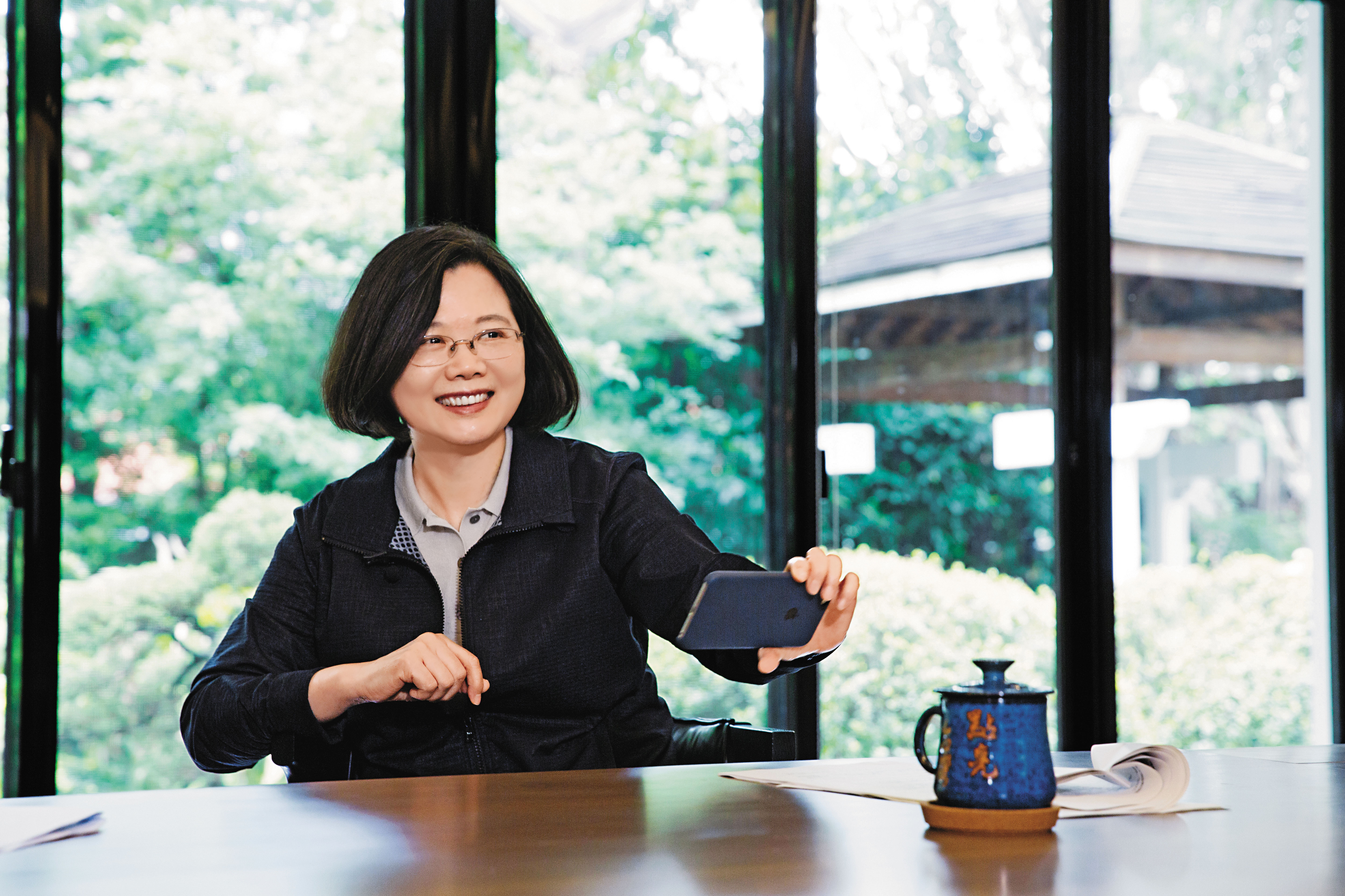 為證明自己廚藝了得，蔡英文用手機向我們展示自己研發的西式蚵仔煎照片。