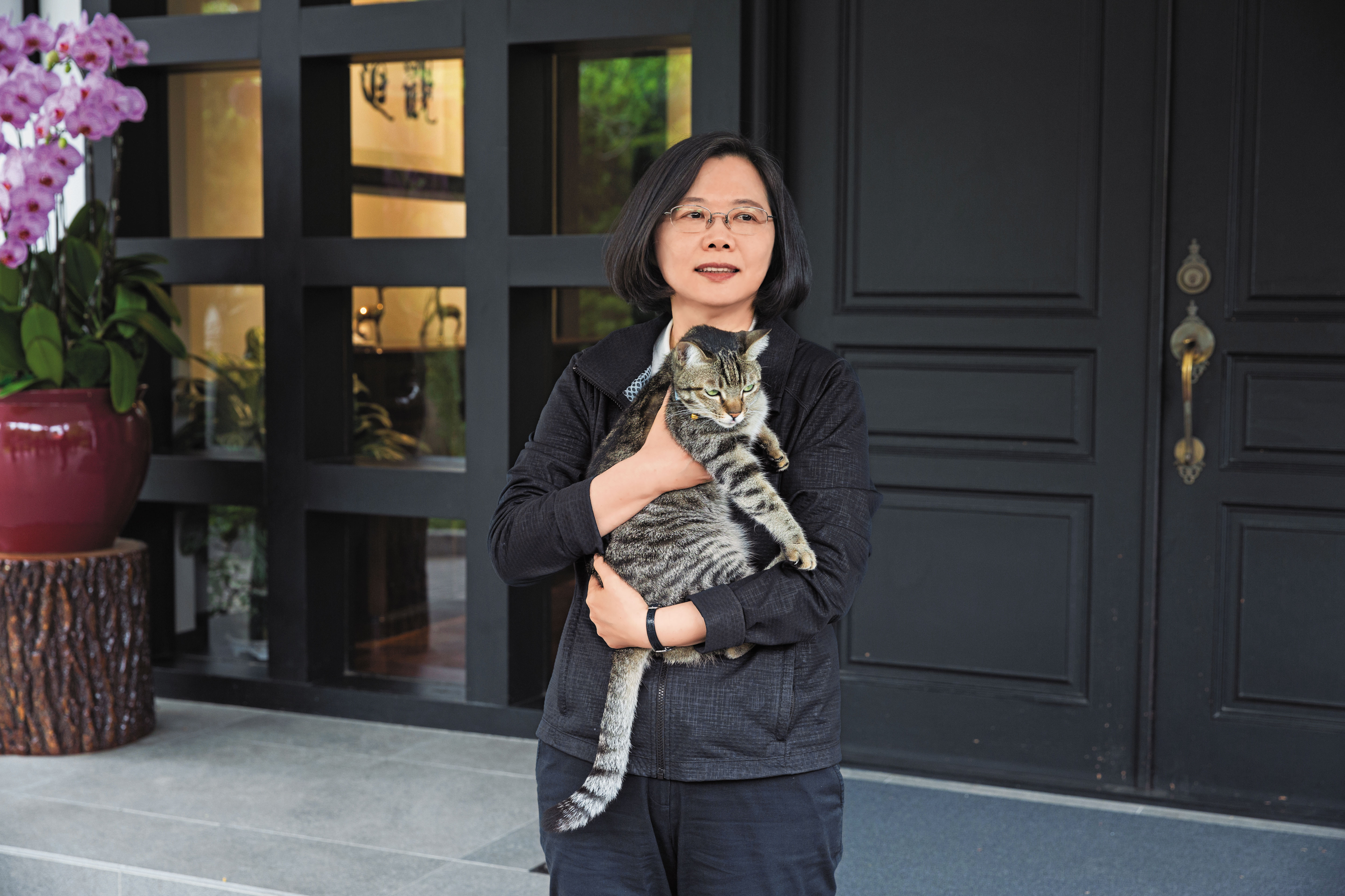 蔡英文說自己回家，工作人員會用對講機通報，蔡想想聽見了對講機的聲音，就知道該坐在門口等主人回家。