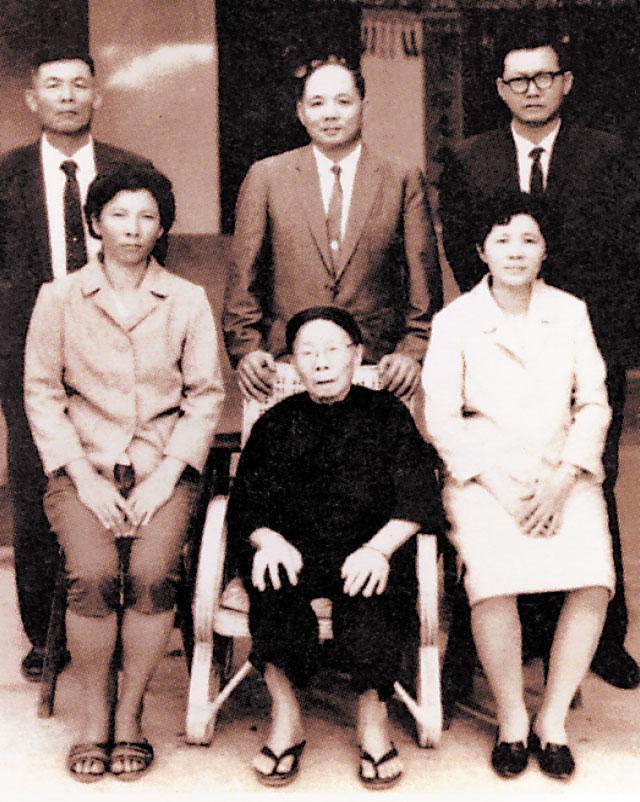 蔡英文的父親蔡潔生（後中）與祖母（前中）全家福，祖母有排灣族血統。（翻攝自網路）