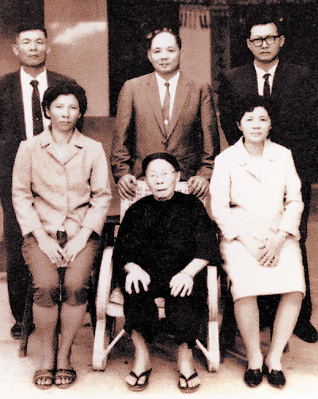 蔡英文的父親蔡潔生（後中）與祖母（前中）全家福，祖母有排灣族血統。（翻攝自網路）