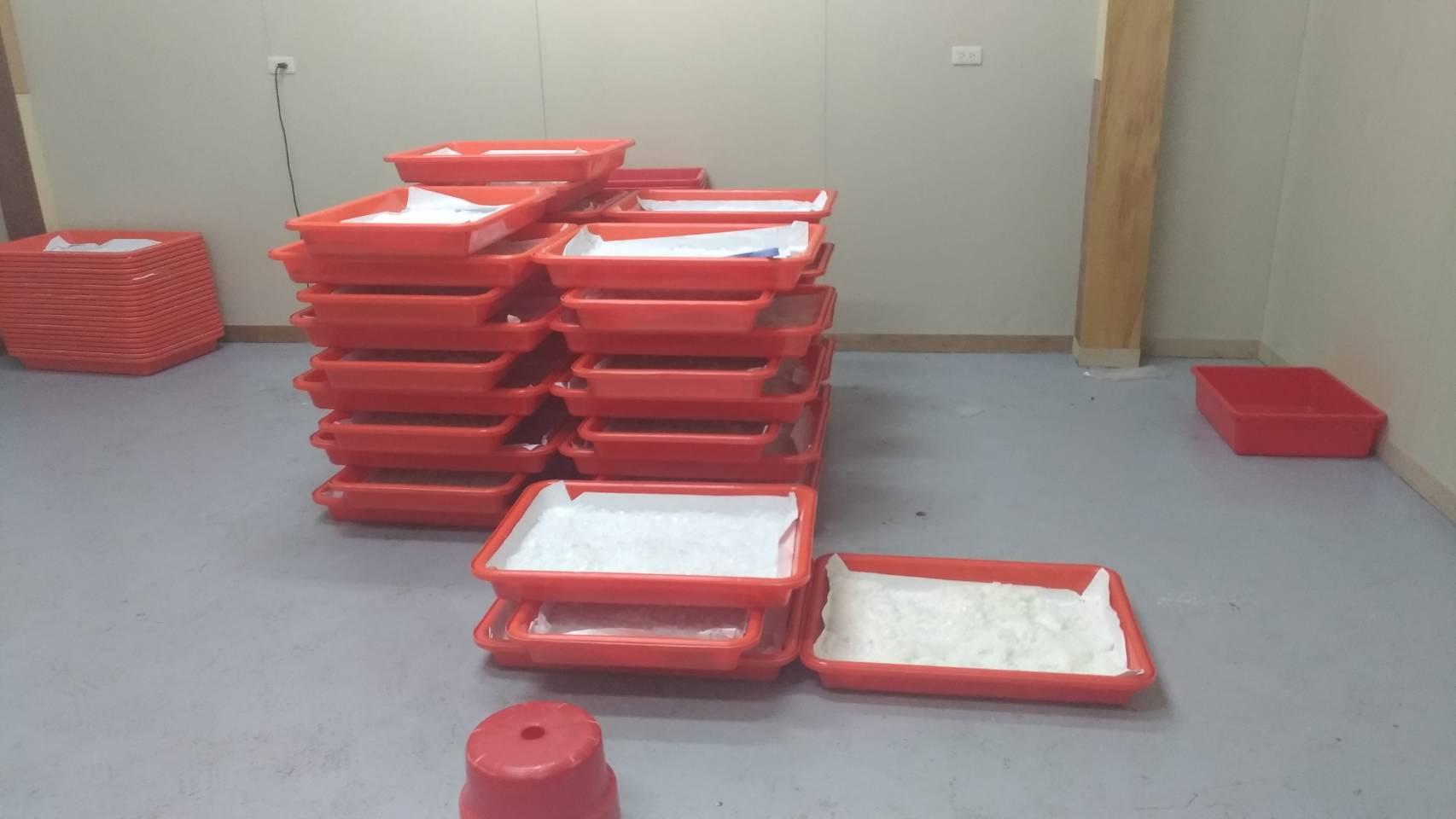 現場查獲的107公斤安毒製成品。（警方提供）
