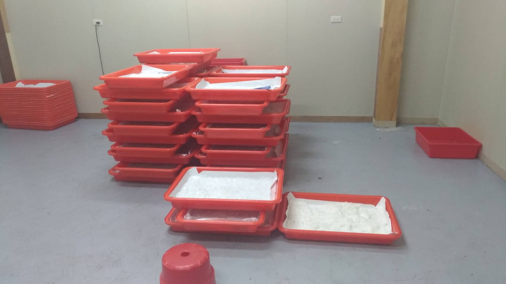 現場查獲的107公斤安毒製成品。（警方提供）